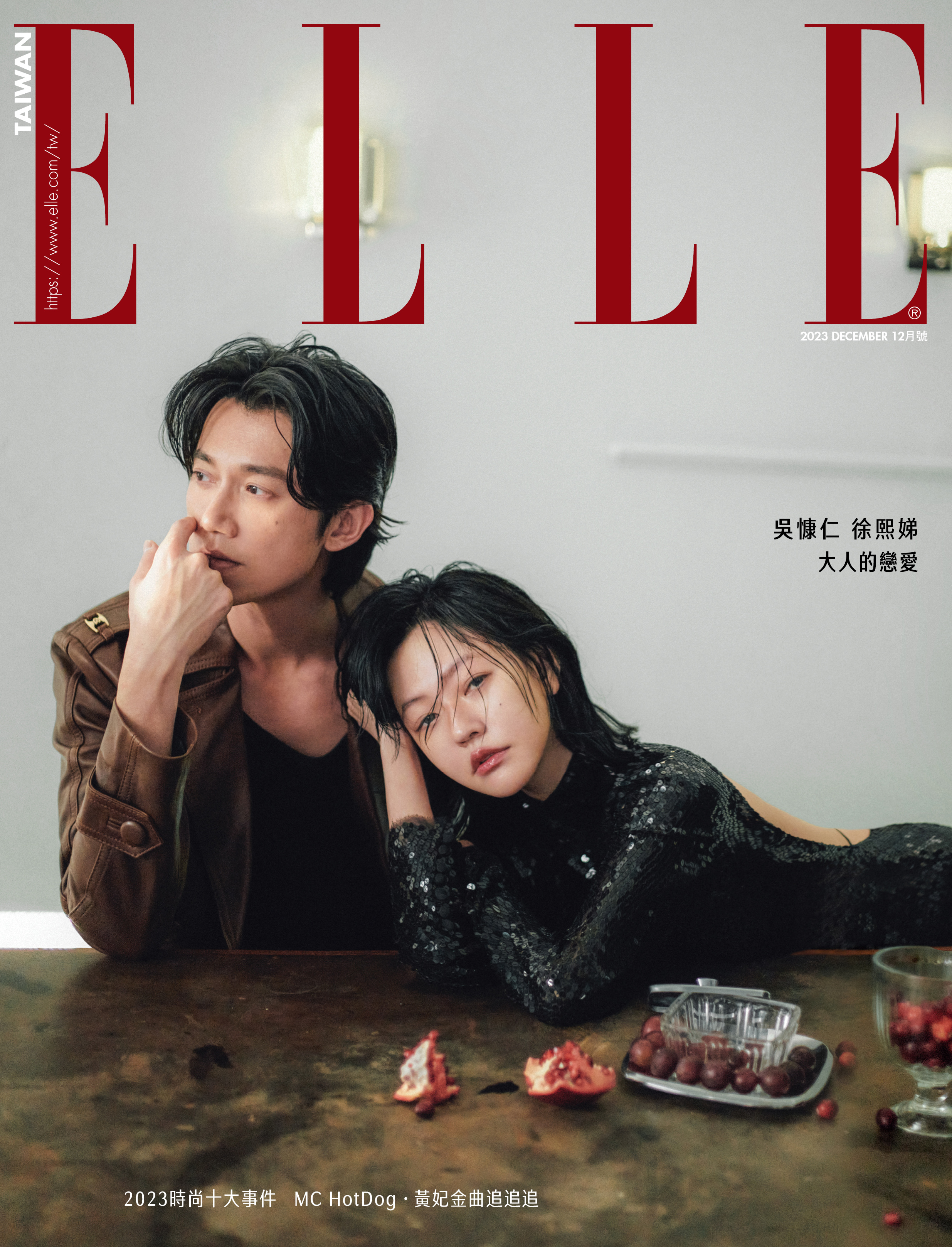 小S（右）與新科金馬影帝吳慷仁（左）登上《ELLE》12月號封面。（《ELLE》國際中文版提供）