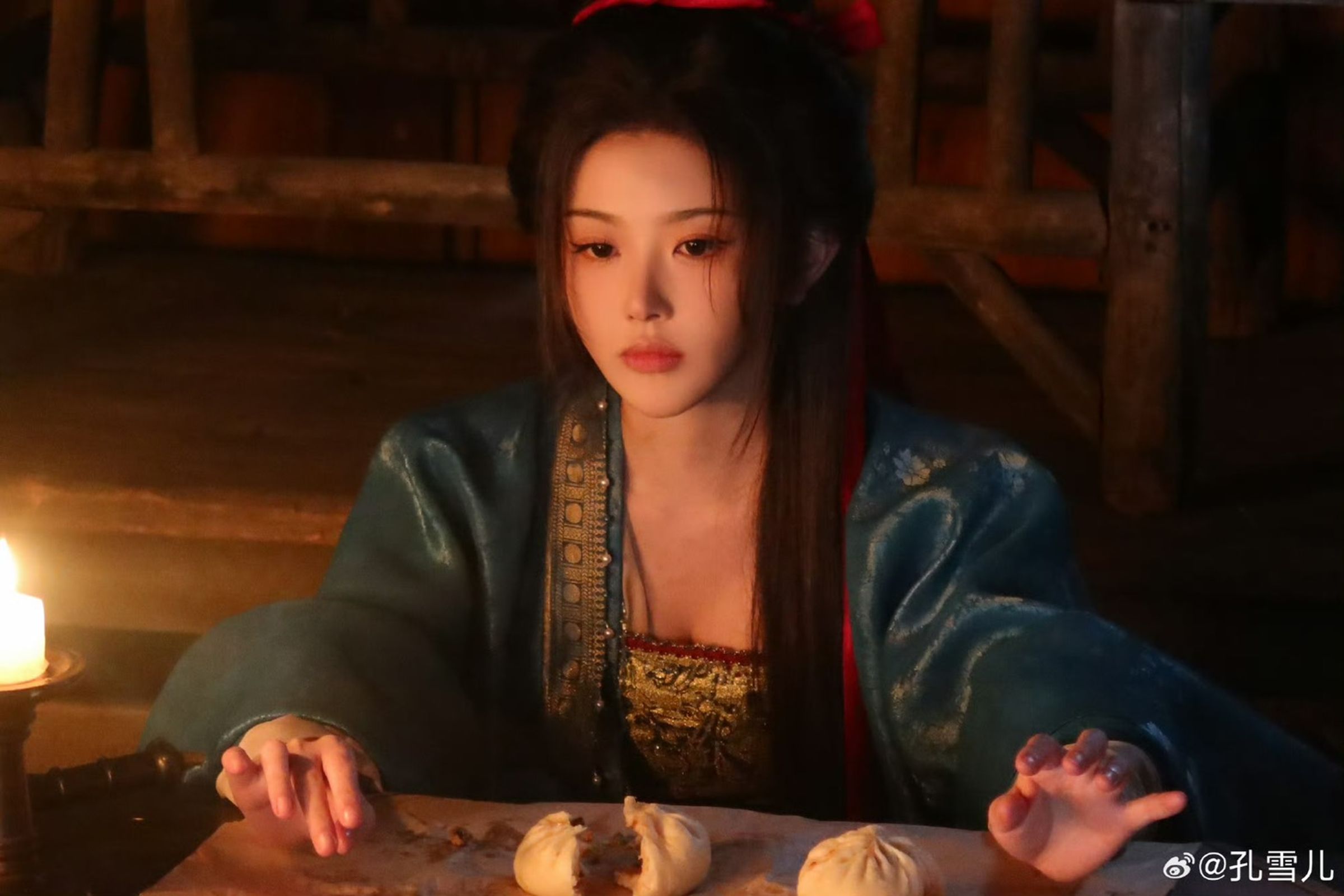 孔雪兒年紀輕輕卻能駕馭酒樓掌櫃的氣場,妝造功不可沒。(微博)