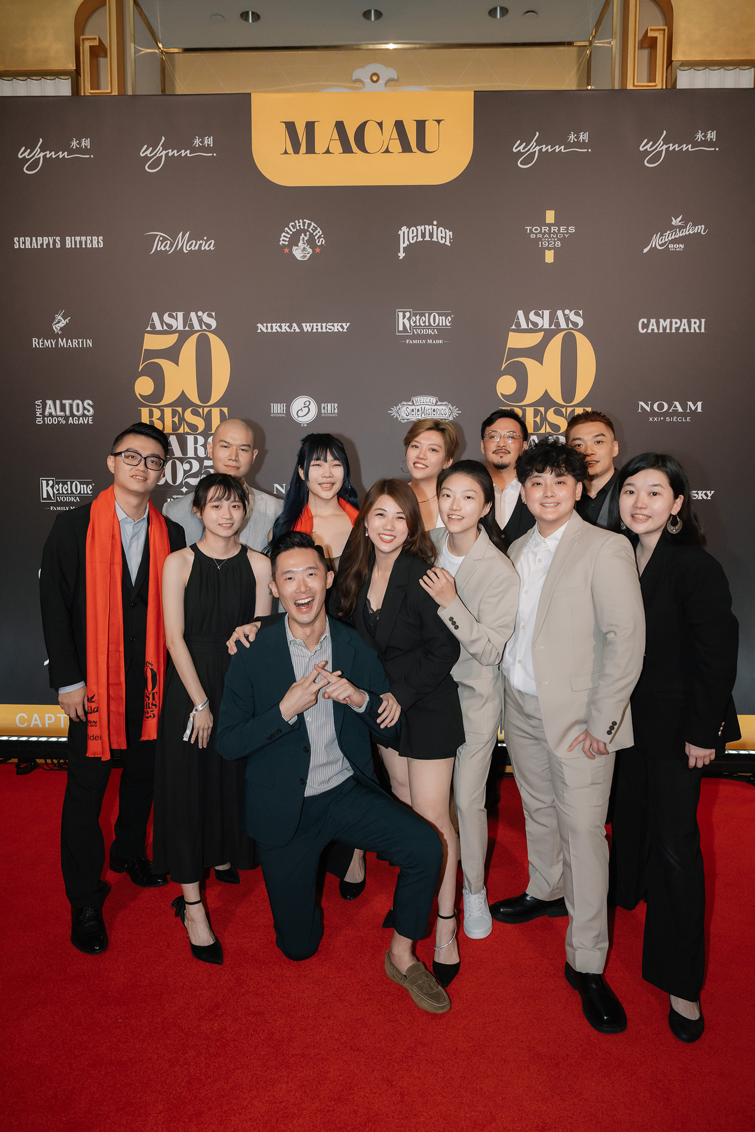 Summer（前排右4）與另一半Darren（前排右5）帶領團隊在亞洲50最佳酒吧評選屢創佳績。（Summer提供）