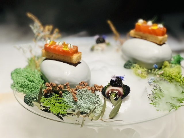 在煙霧飄渺中登場的「八寸」，鱒魚、和牛皆以甘美取勝。