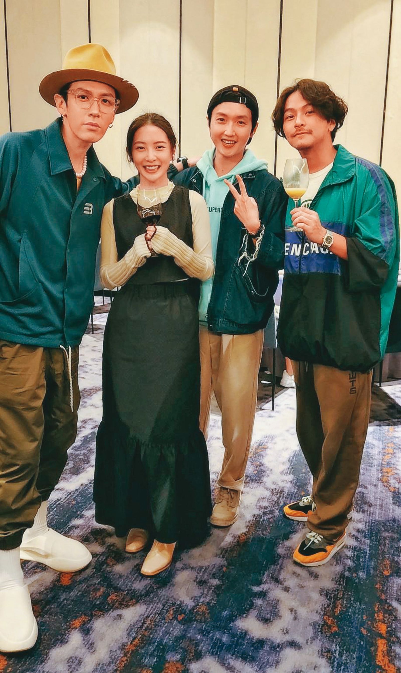 李亦捷（左二）和柯震東（左一）、蕭東意（右二）、楊銘威（右一）因影集《乩身》成為麻吉。（翻攝自李亦捷臉書）