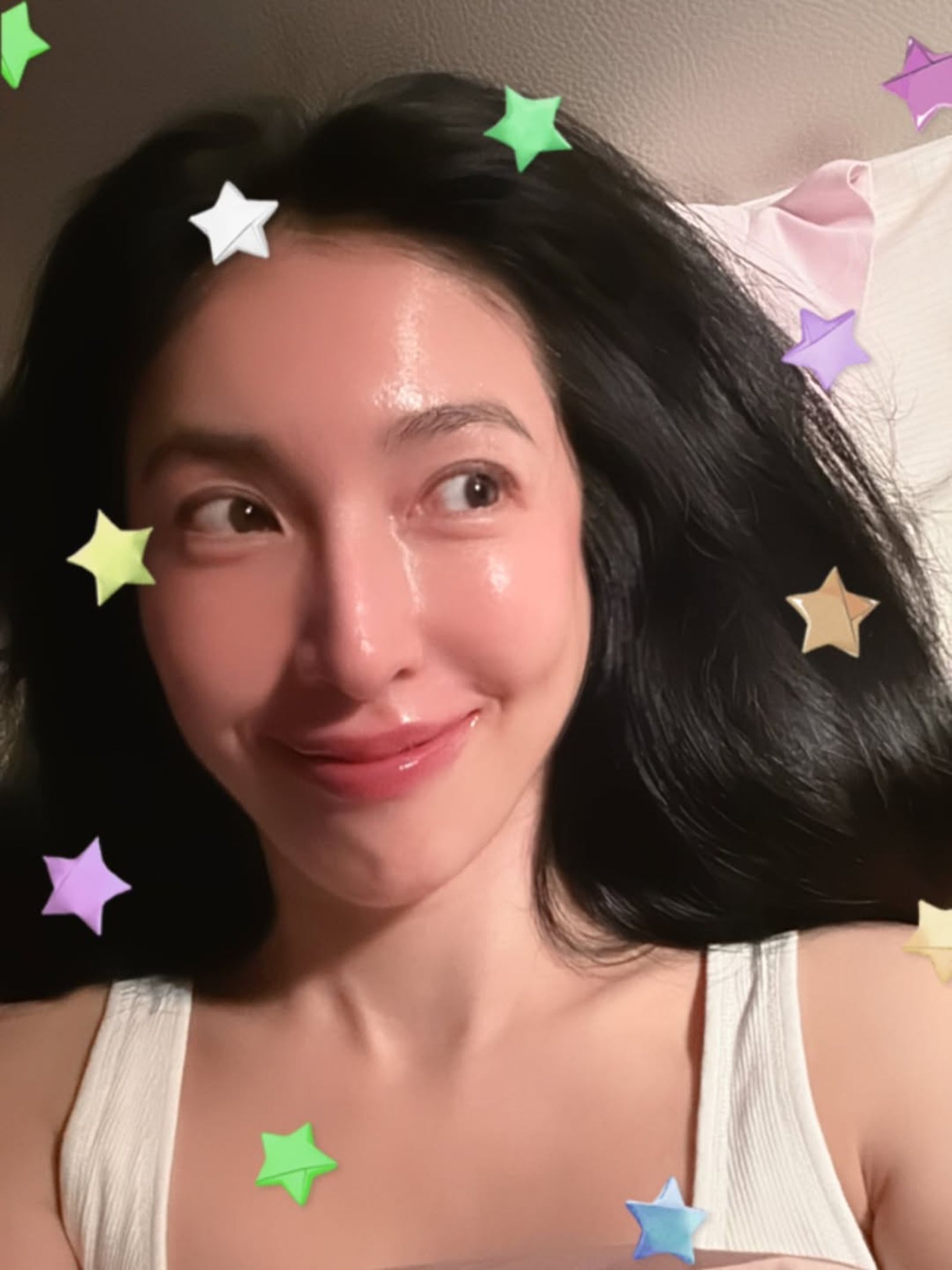 最後楊謹華素顏躺在床上。(翻攝楊謹華IG)