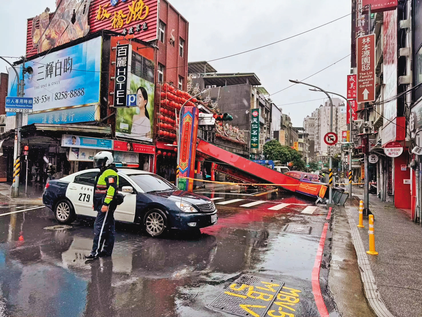「颱風後」康芮颱風過境，慈惠宮的牌樓遭吹垮倒塌。（翻攝新北交通族臉書）