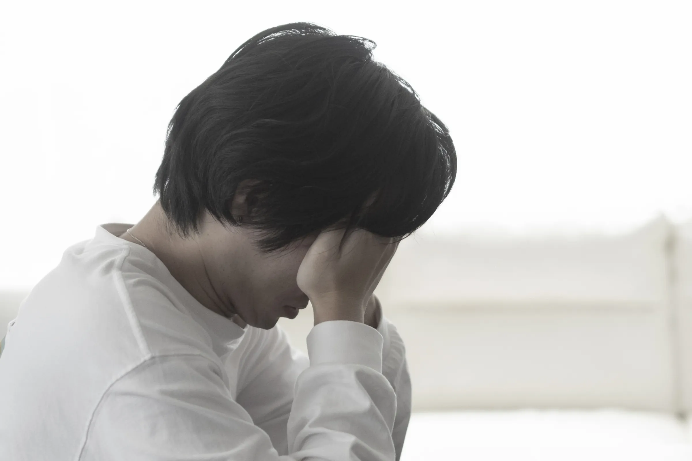 一名無精症人夫接連發現前妻與小三都懷了別人小孩,深受打擊的他找上律師要辦離婚。(示意圖,photoAC)