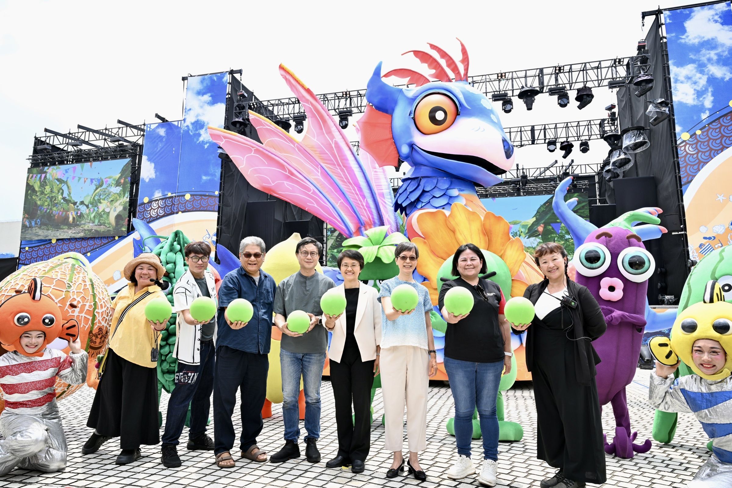 2025原創客家親子劇《燈怪》為客家委員會與紙風車劇團第五度攜手製作。（中）為古秀妃主委、（左三）燈怪總編導李永豐創辦人。（紙楓車劇團提供）