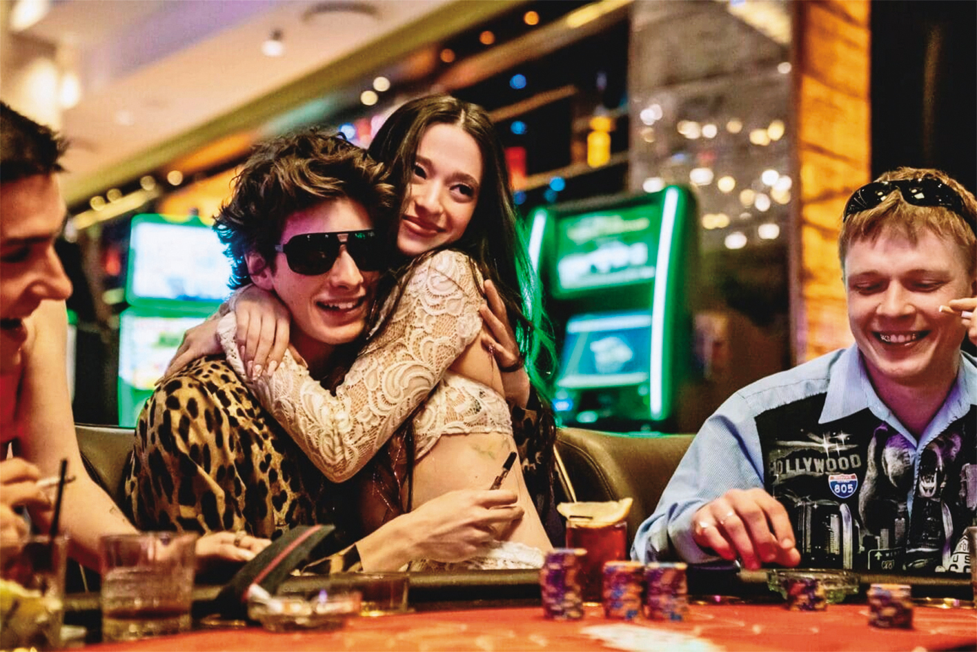 《艾諾拉》女主角麥琪麥迪遜(右二)飾演豔舞女郎,演出精湛,獲頒本屆奧斯卡最佳女主角獎。(UIP提供)