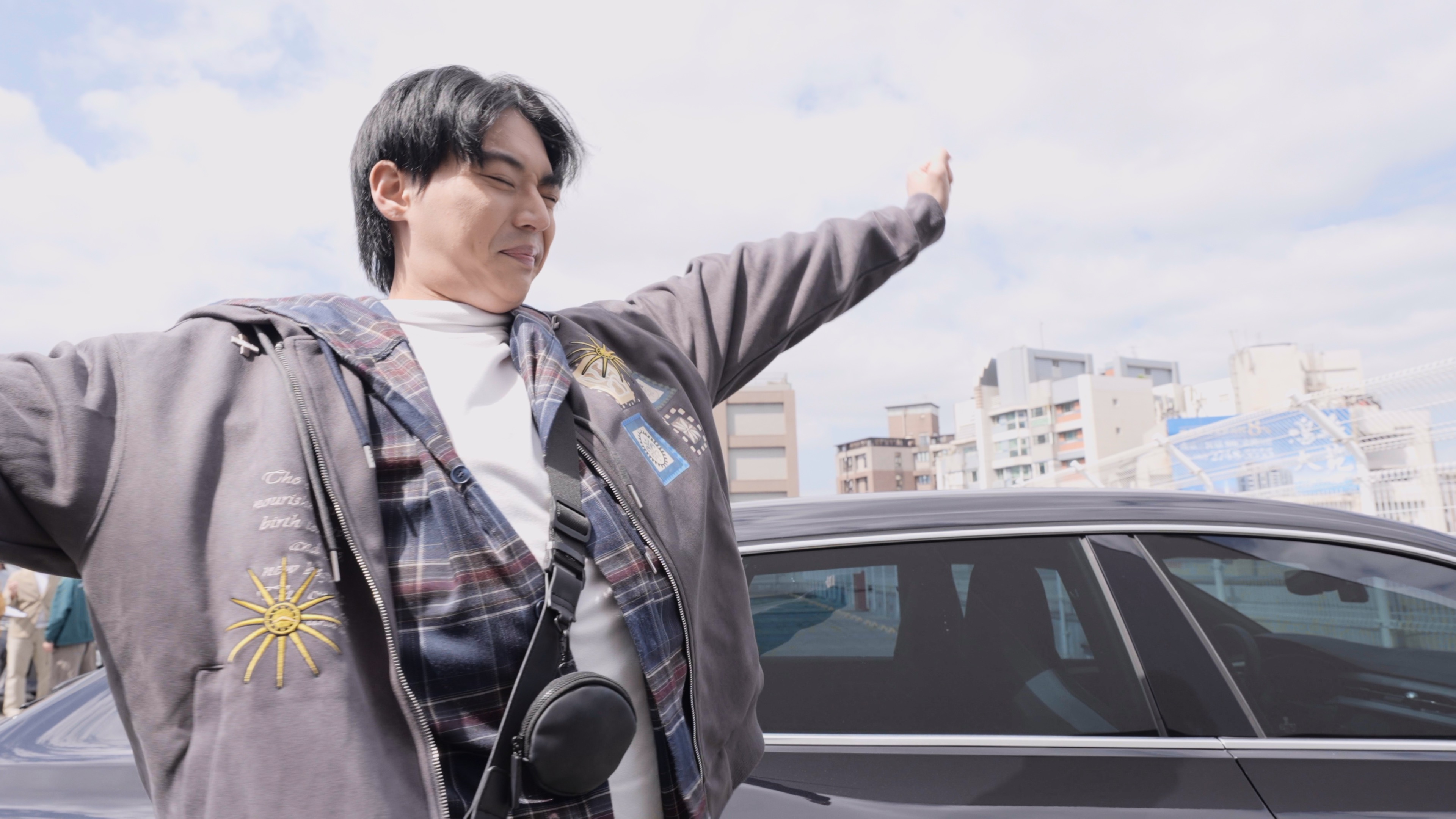 週末出遊卻越坐越累？「移動疲勞」的真相，原來肌肉為了對抗車身晃動正偷偷進行「隱形微運動」 。