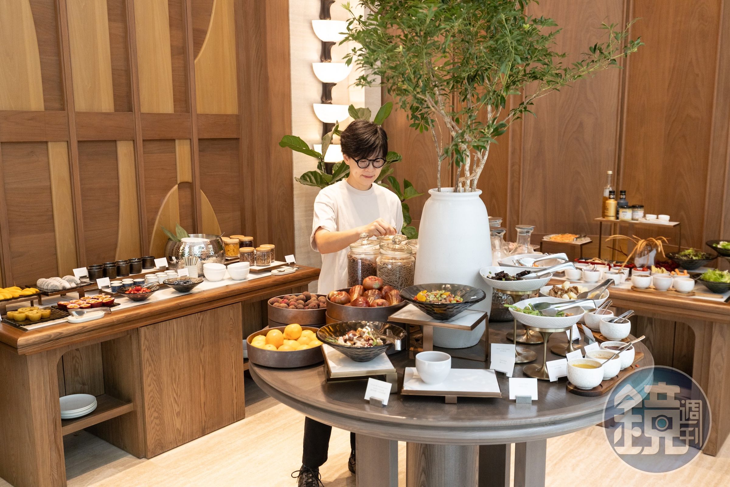 早餐自助吧供應歐式與台式麵包、沙拉、多種飲品，也能吃到蓮霧、荔枝與芒果等台灣當季水果。