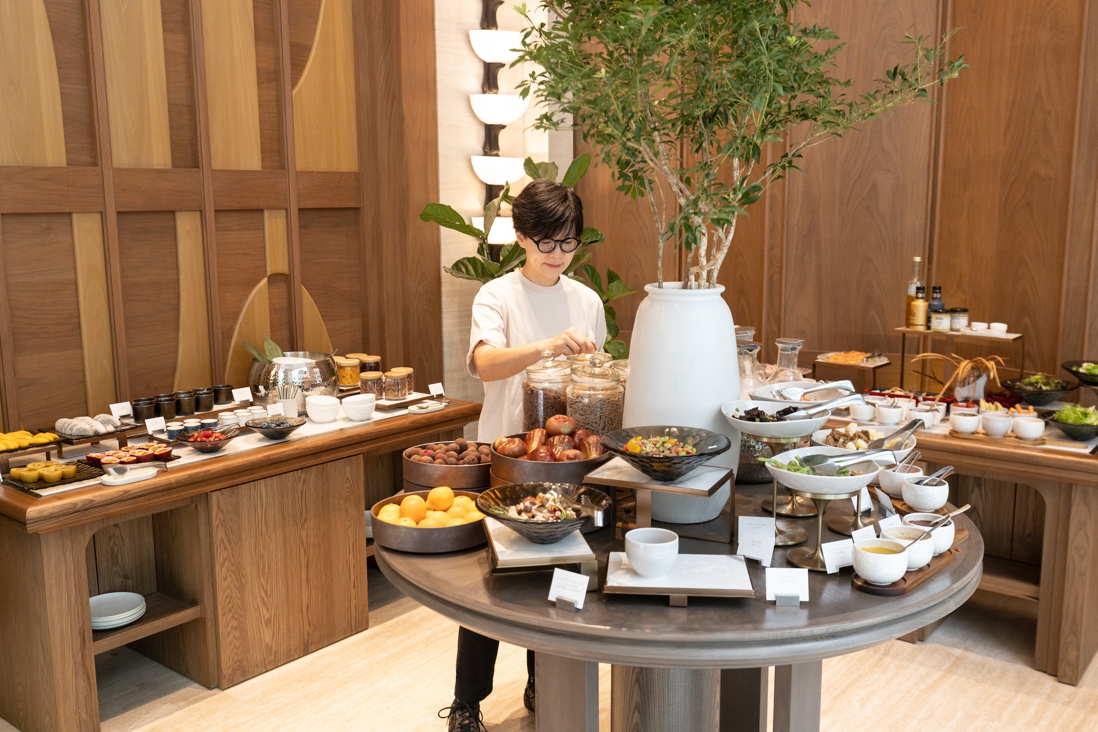早餐自助吧供應歐式與台式麵包、沙拉、多種飲品，也能吃到蓮霧、荔枝與芒果等台灣當季水果。