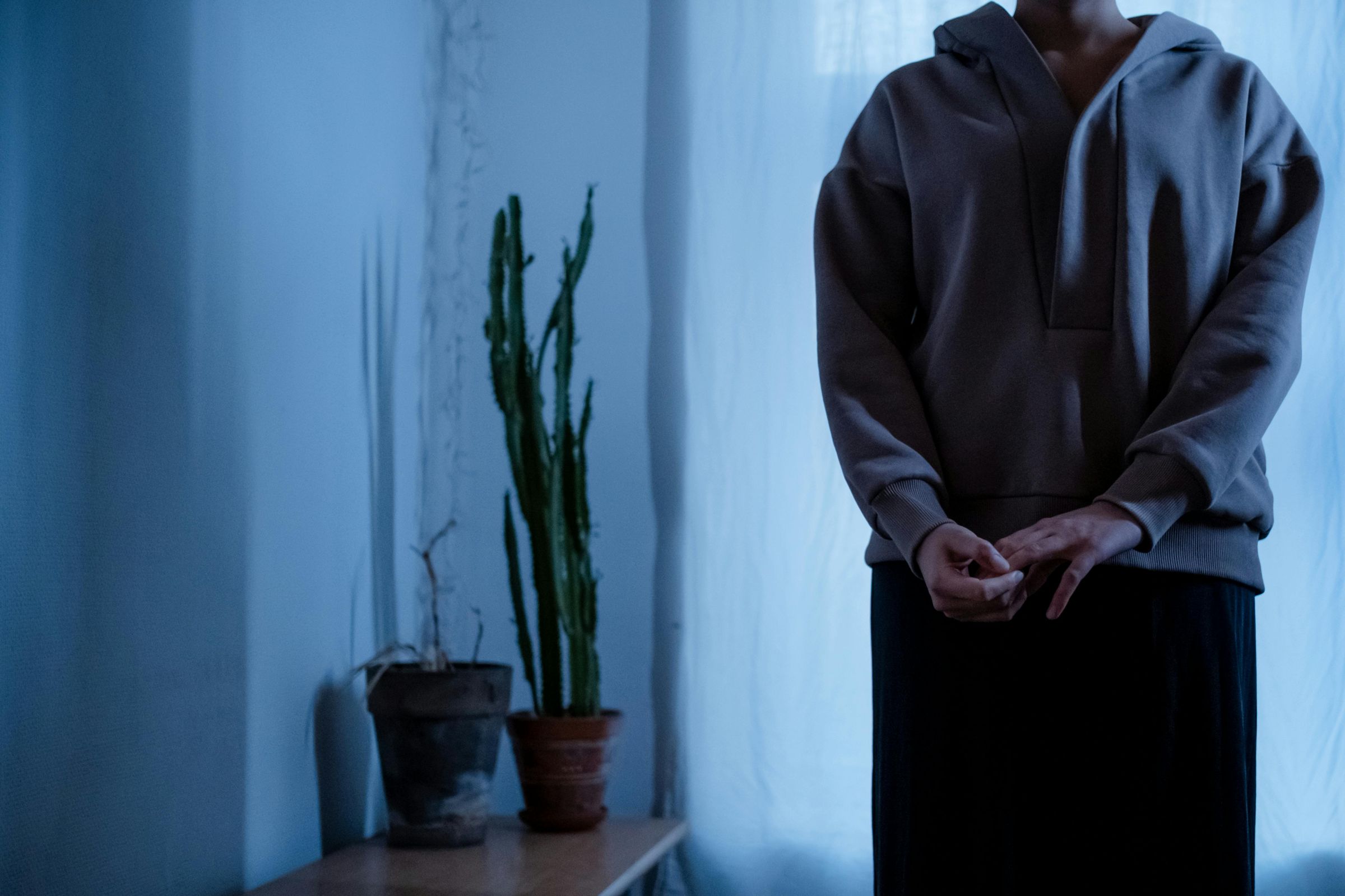 有位人妻聽見婆婆在背後偷向別人抱怨，「我家那個是不會下蛋的母雞，等了2年結果還是女的」。（示意圖，取自pexels）