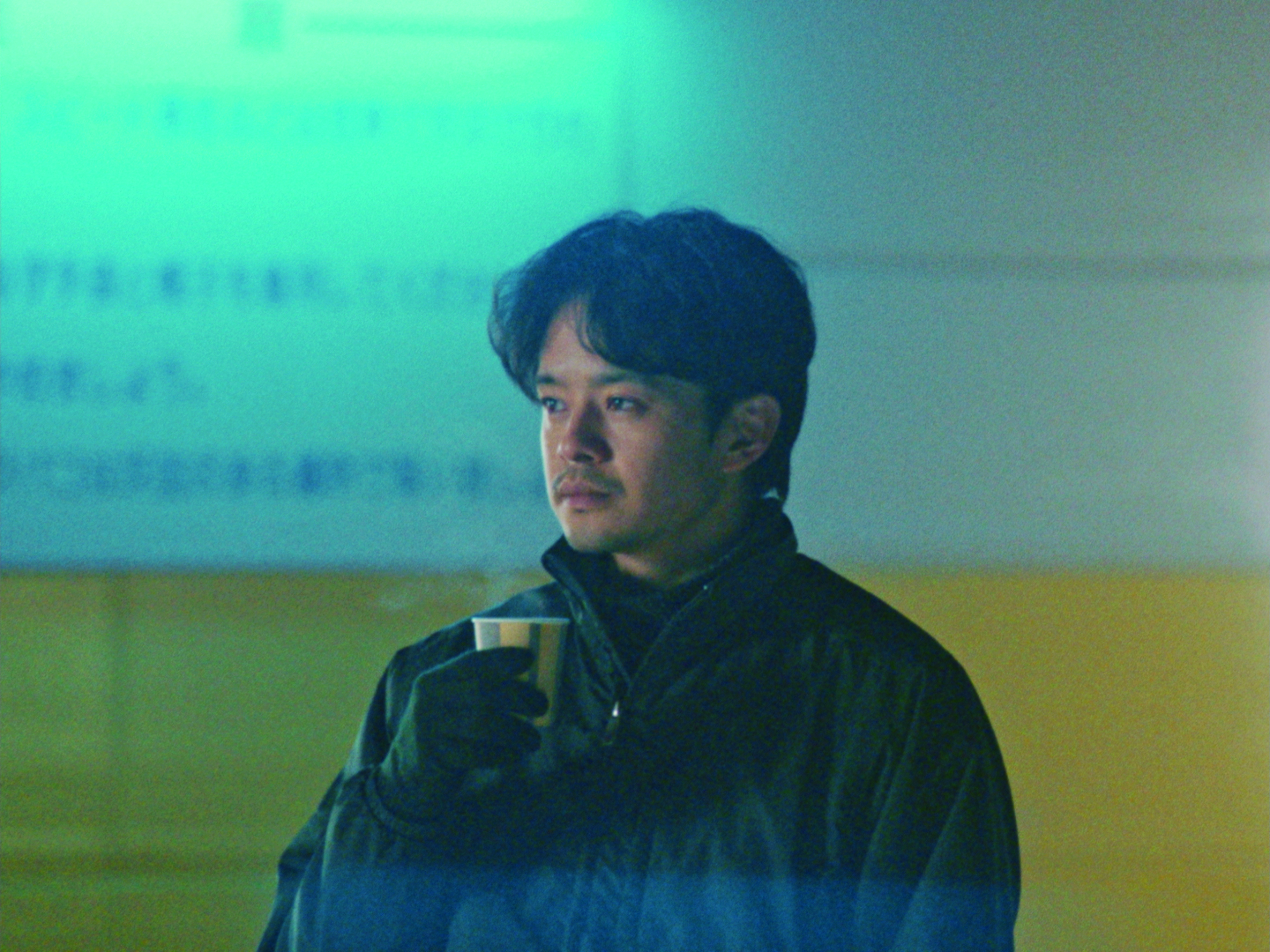 池松壯亮在《我心裡的太陽》飾演滑冰教練，為此苦學半年。 （光年映畫提供）