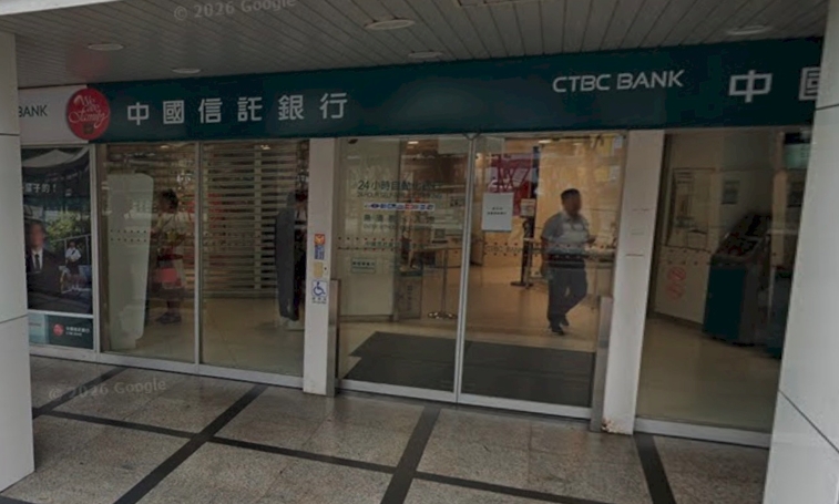 台北市大安區的中國信託銀行今天下午傳出搶案，所幸無人受傷，歹徒已遭制伏。（翻攝自google maps）