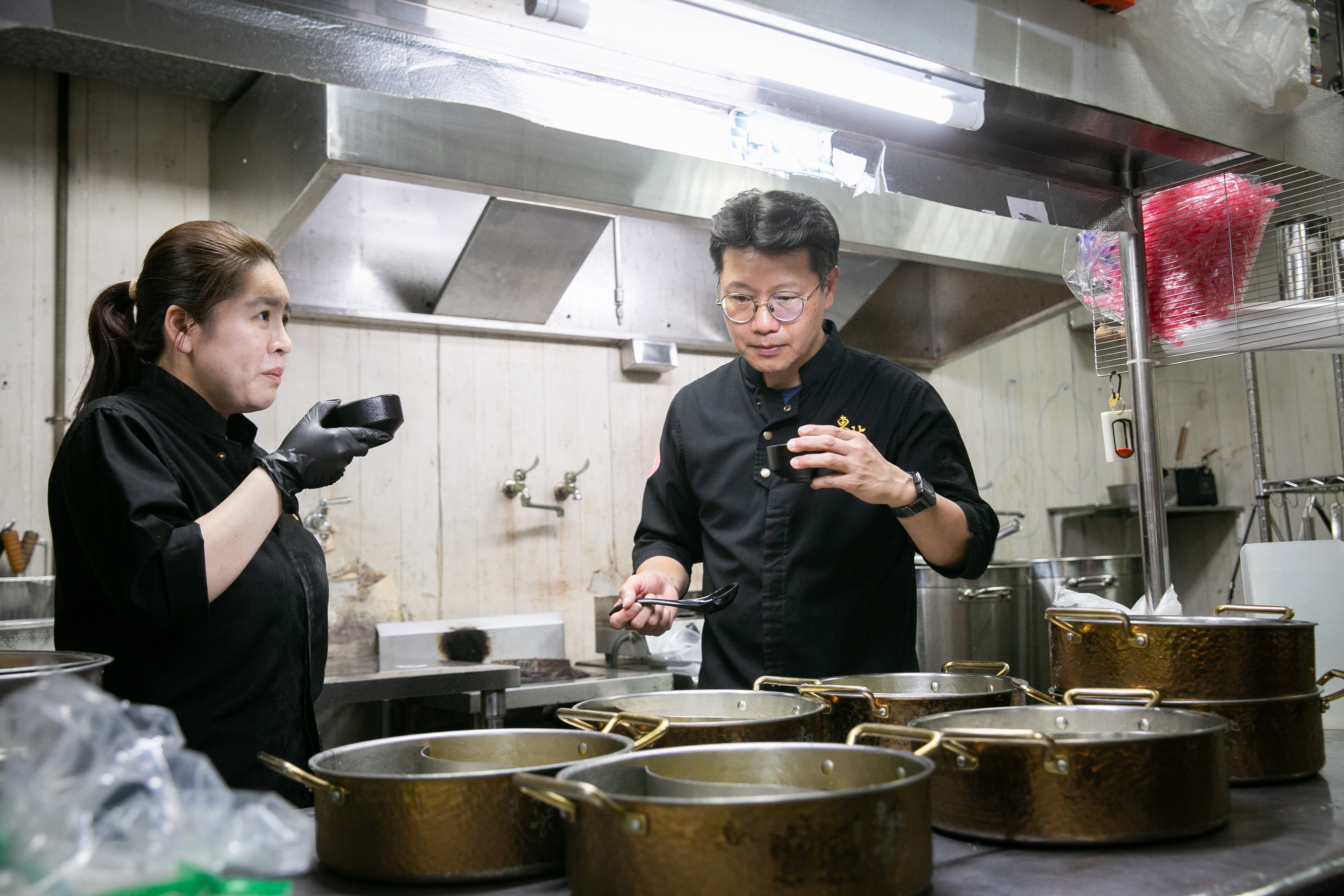 侯聯松自警界退役後轉戰企業，創立「東北之家」，全盛時期有4家店、創1.2億元年收，疫情打亂他的IPO計畫，僅剩林口店，經過2年沉潛，已重回疫情前營收榮景。