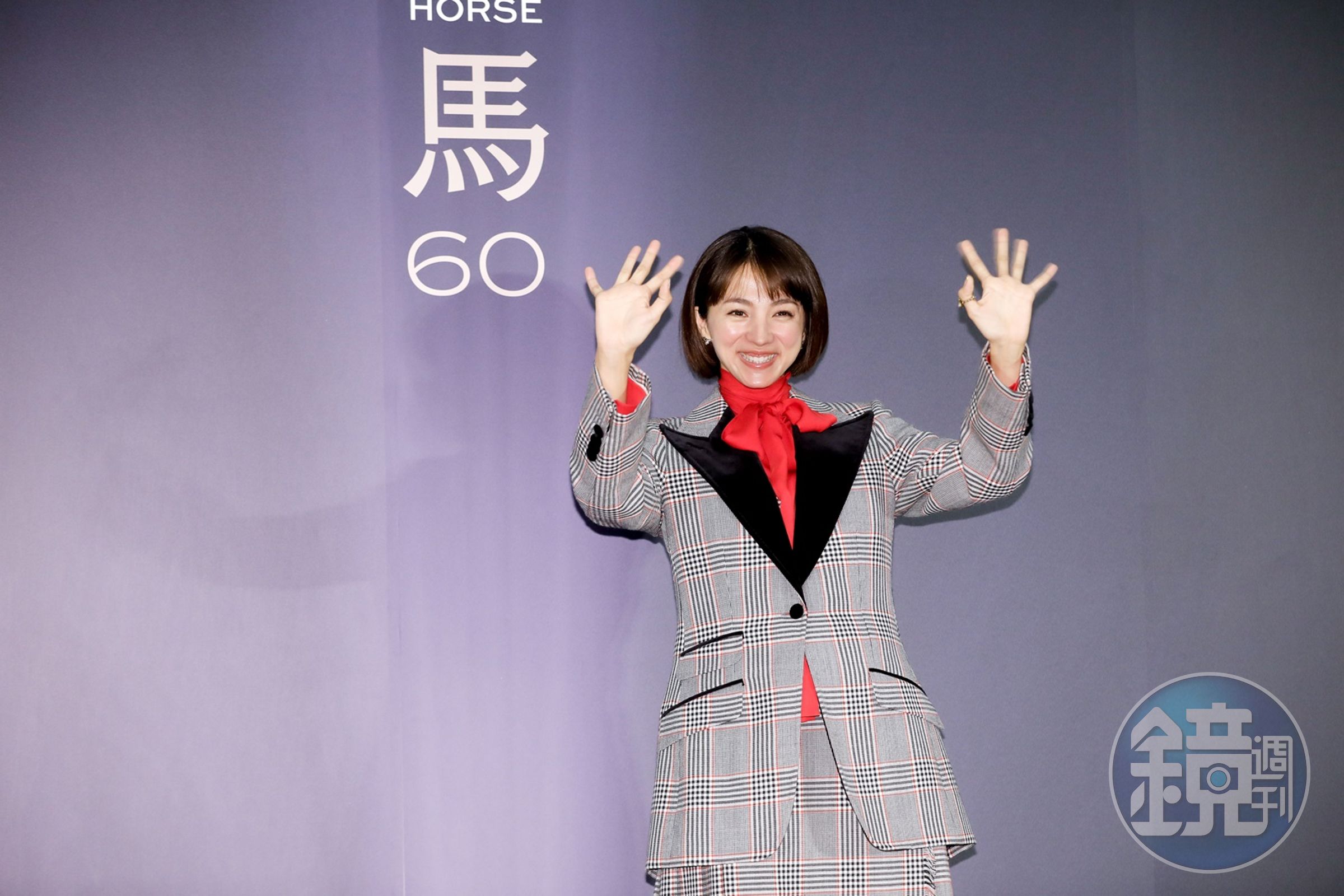 滿島光一上台就活潑揮手露出燦爛笑容，配合各角度拍攝。