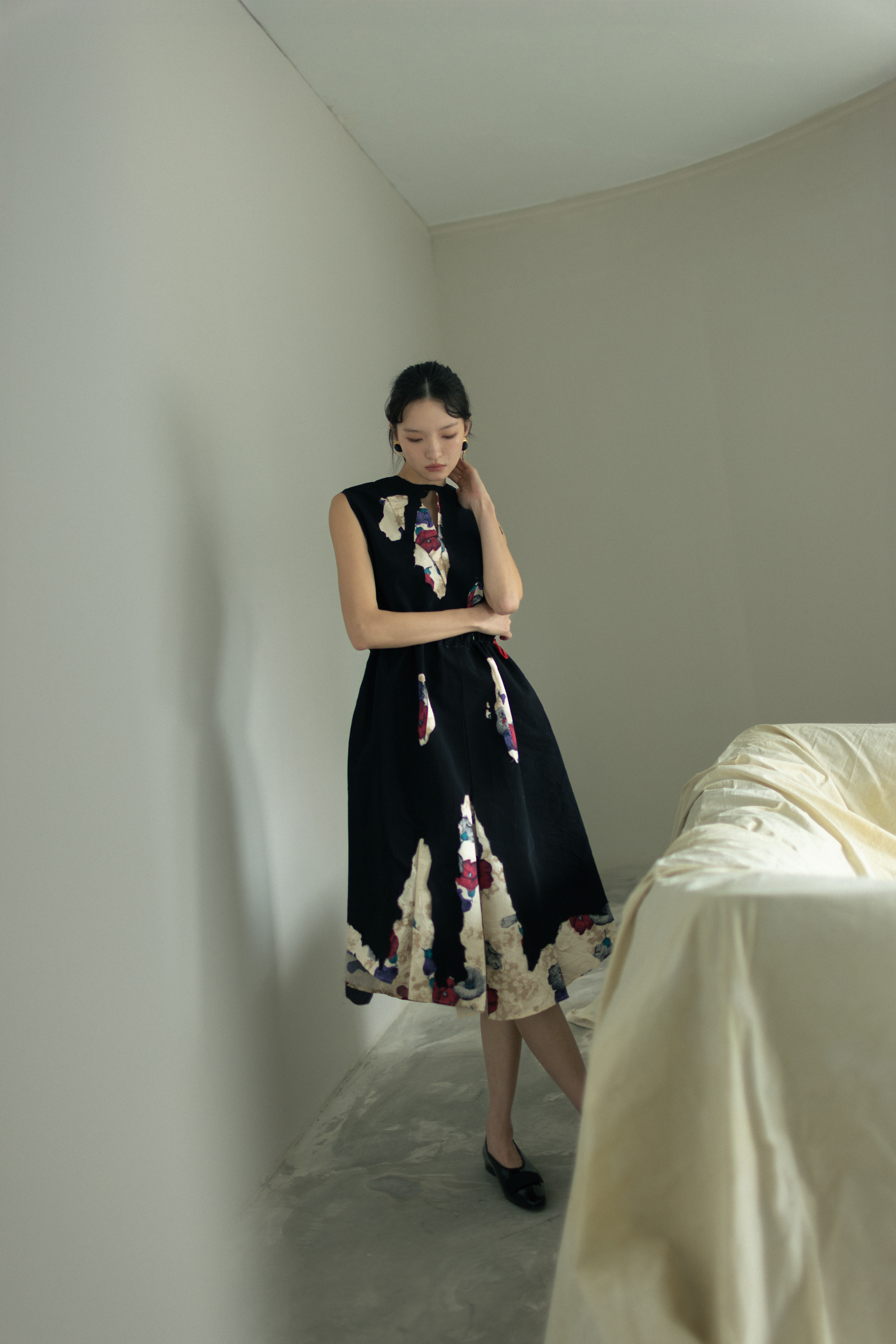 燒花洋裝 價格店洽by PRADA;Hennie芭蕾平底鞋 NT$36,900 by Loro Piana;寶石耳飾 NT$23,900 by Ferragamo。