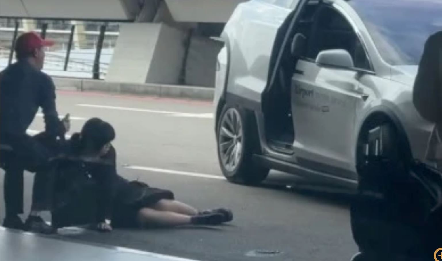 特斯拉拒警方衝撞，還輾過女乘客的腿部。（翻攝Threads＠ysx.tw_47）