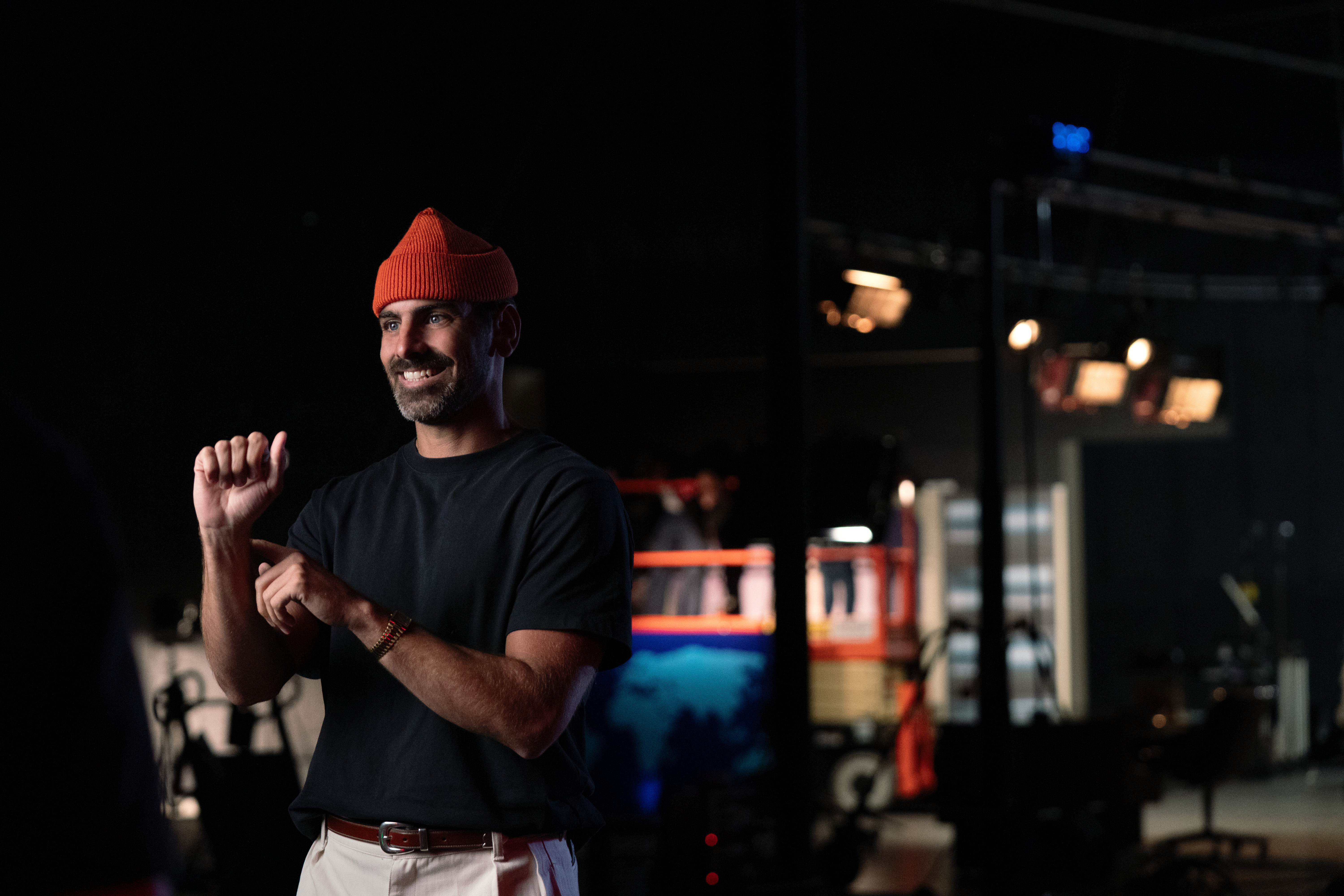 奈爾是《超級名模生死鬥》第22季的冠軍，也是唯一的聽障冠軍，現在他轉戰幕後擔任紀錄片導演。（Apple TV+提供）