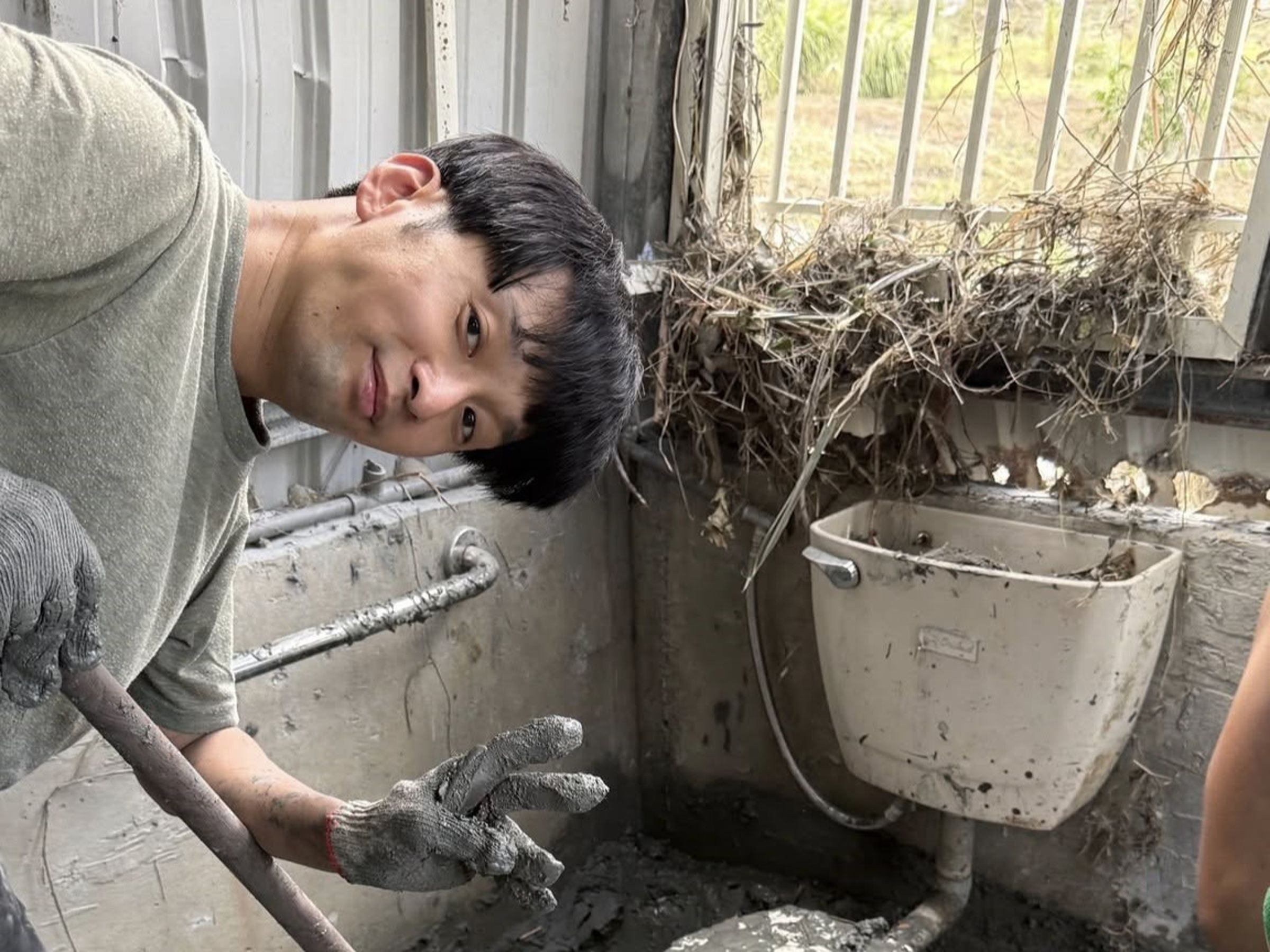 房市專家「宅男阿北」（顏博志）27日化身鏟子英雄，親自到花蓮災區當志工。（宅男阿北臉書）