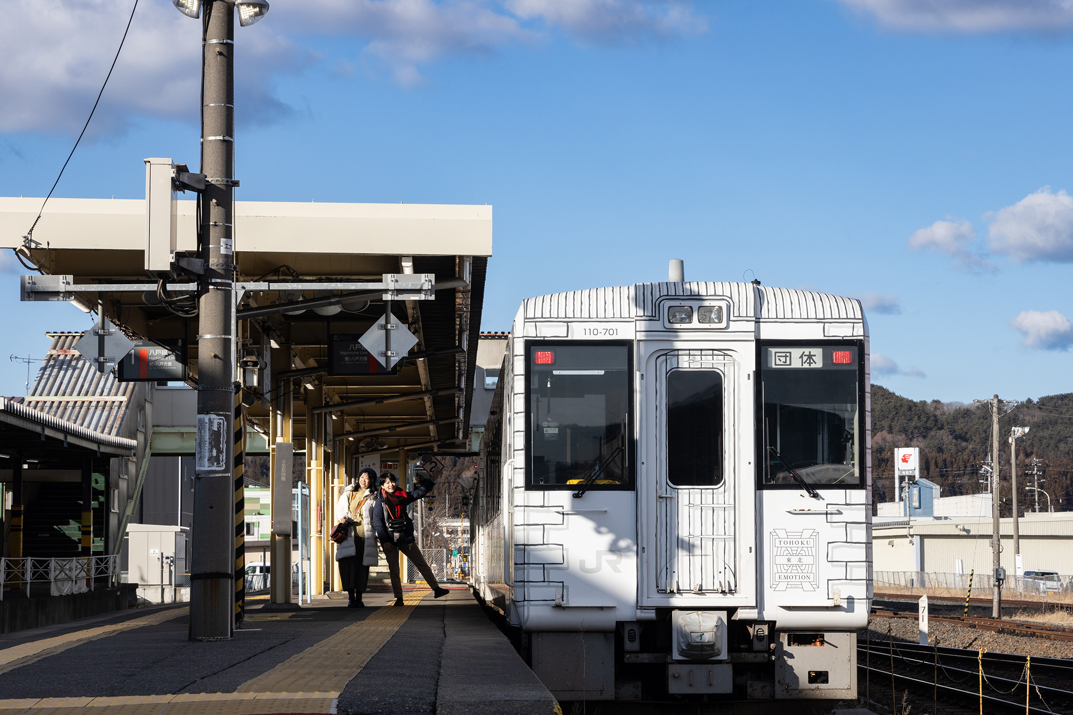 東北EMOTION列車外型以白色為基底，繪上搶眼的壁磚紋樣，造型十分醒目。