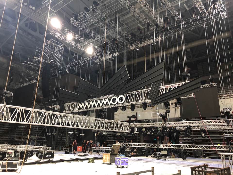 MAMAMOO該場演出有許多道具,主辦單位搭台時耗盡心思重現原汁原味演出。(希林國際提供)