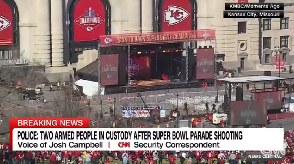 美國堪薩斯城14日的酋長隊封王遊行驚傳槍響。（翻攝自CNN）