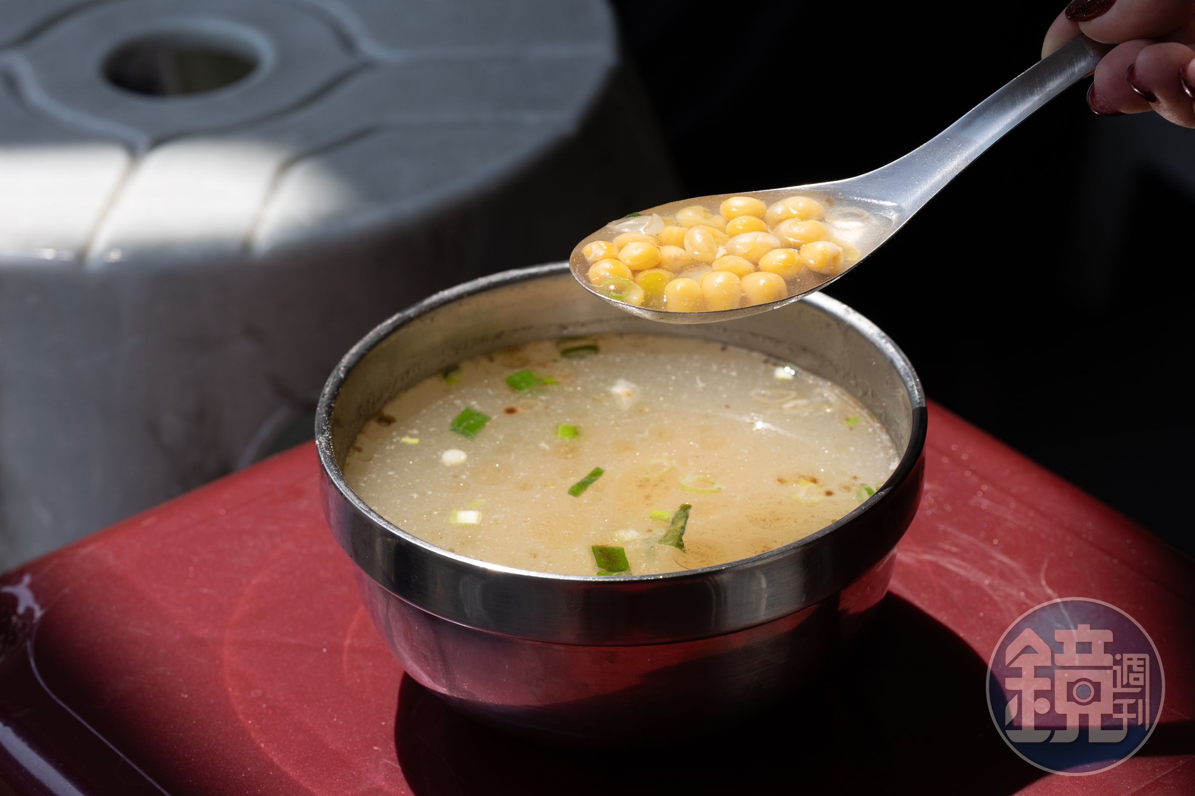 「膨風豆湯」是台南人很喜歡的早餐湯品。(20元/碗)