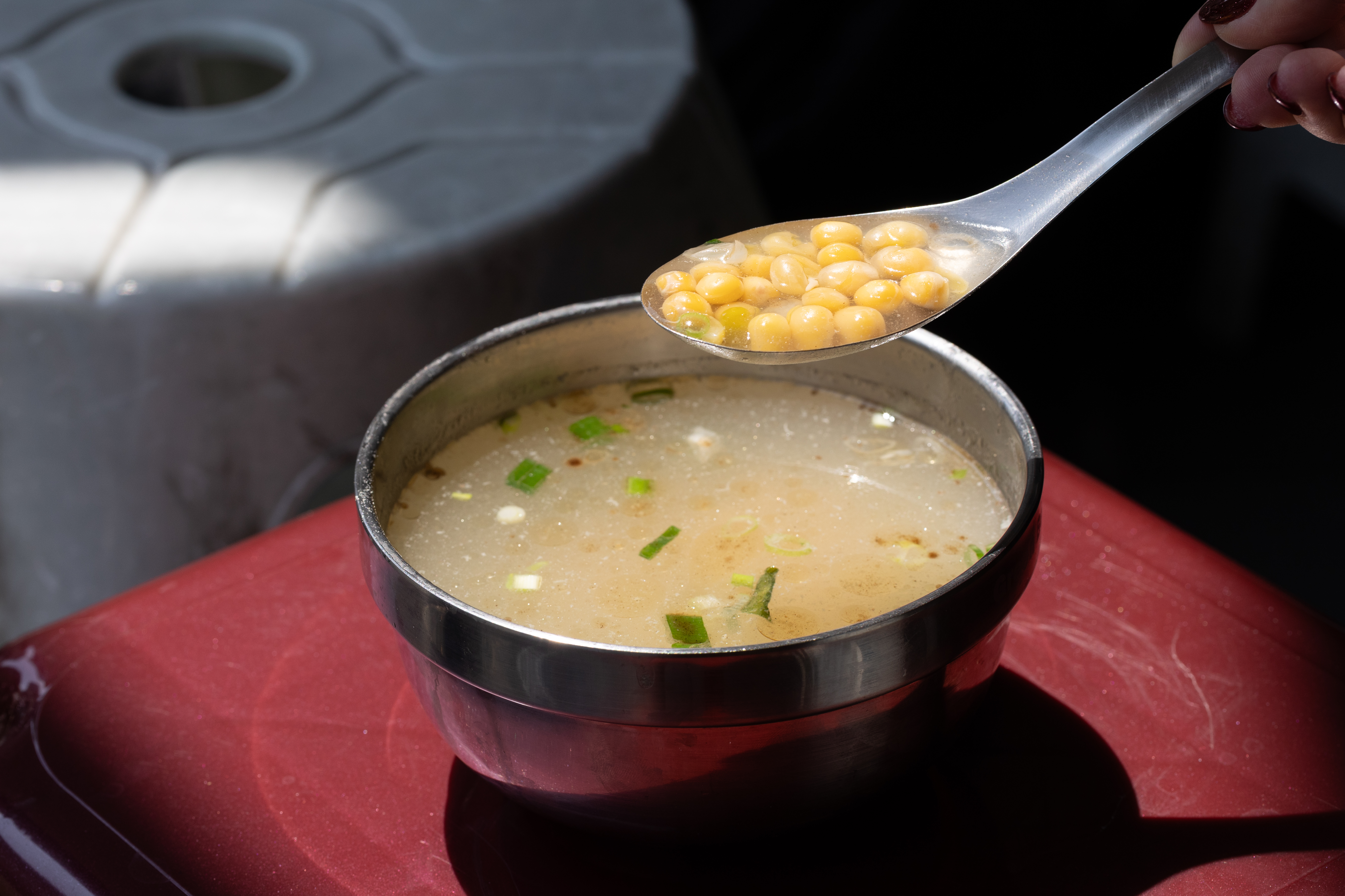 「膨風豆湯」是台南人很喜歡的早餐湯品。（20元／碗）