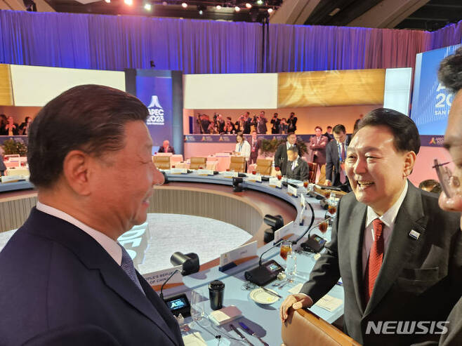 習近平與尹錫悅打招呼。（翻自v.daum.net）