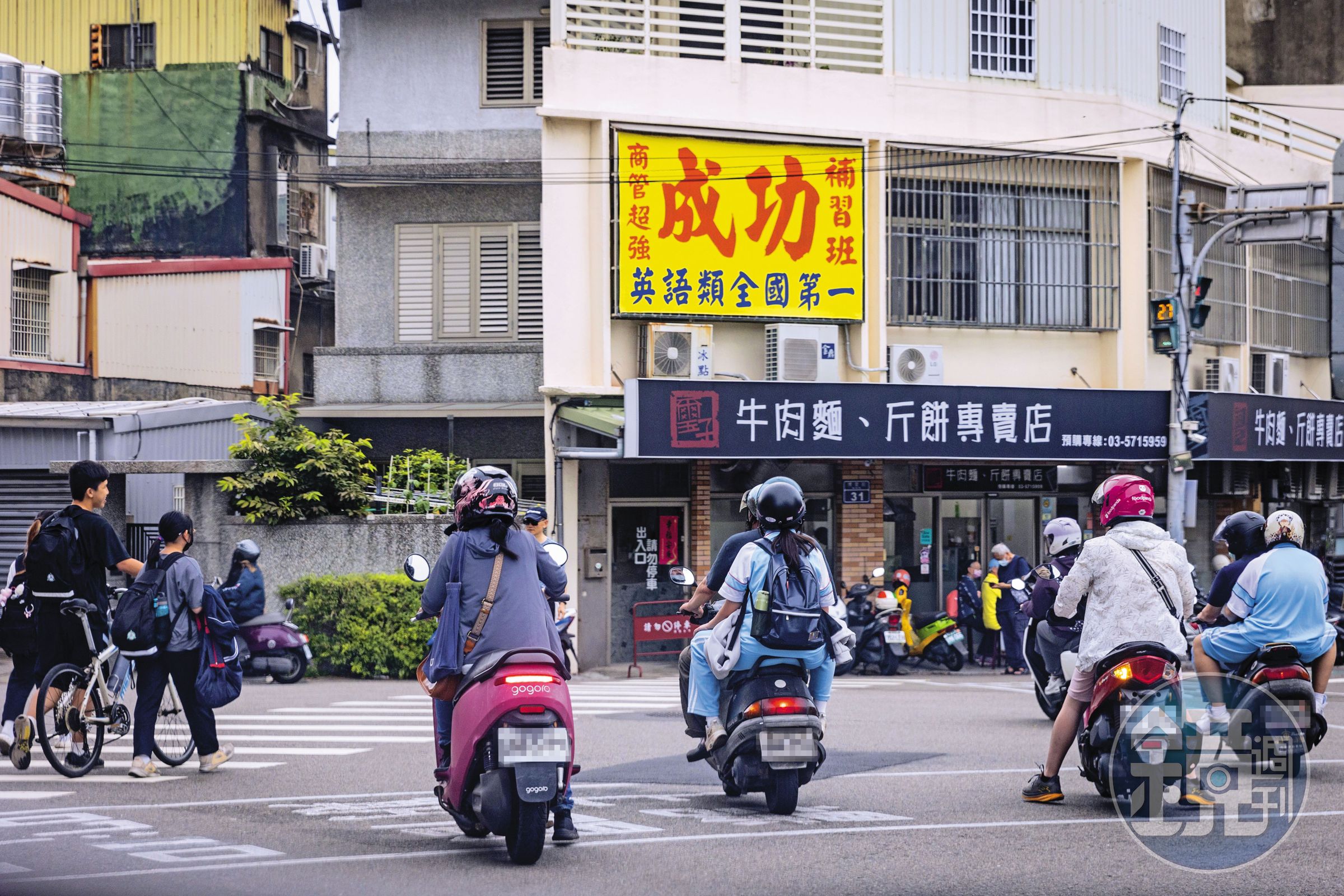 新竹學府路上有包含新竹高中在內等多所學校，補習班林立，接送車流數量龐大。圖為放學時間，許多家長忙著送孩子去補習。
