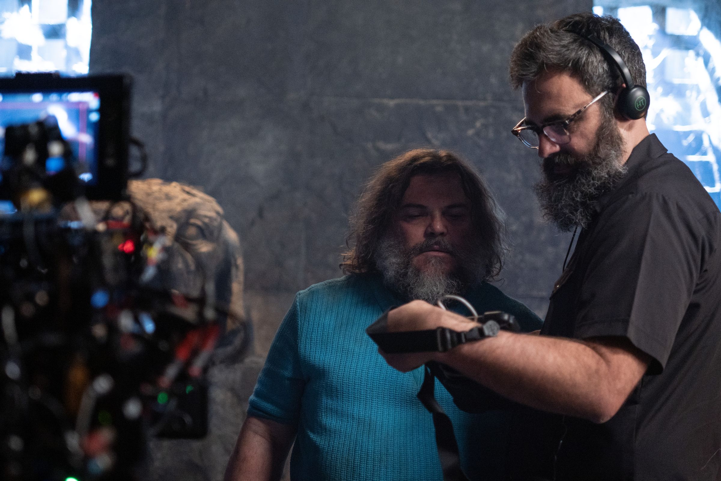 傑克布萊克(左)與《麥塊電影》導演傑瑞海斯(右)。(華納兄弟提供)