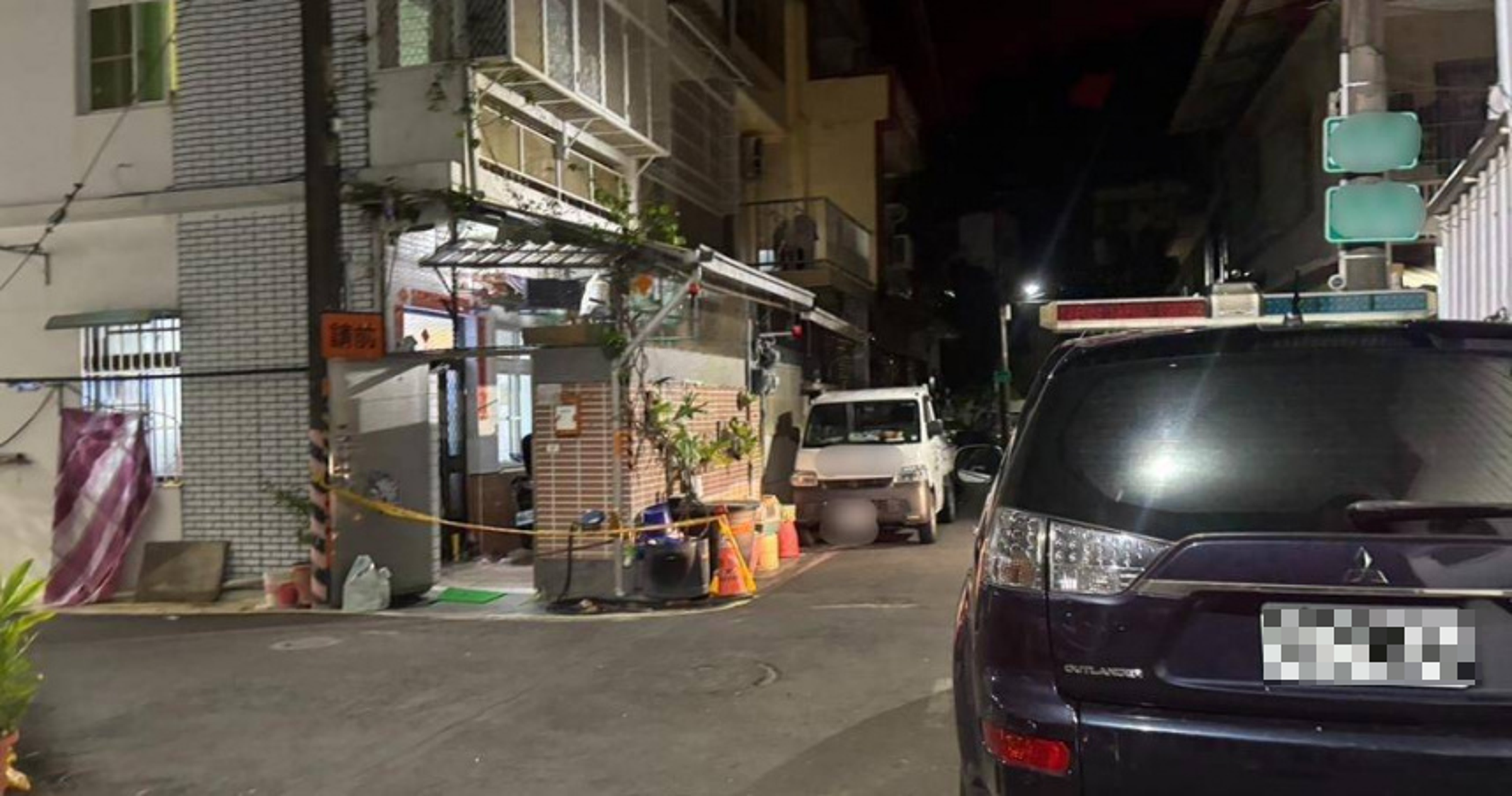 高雄楠梓驚傳家庭命案，女屋主遭刺心重傷，送醫不治，畫面怵目驚心。（翻攝畫面）