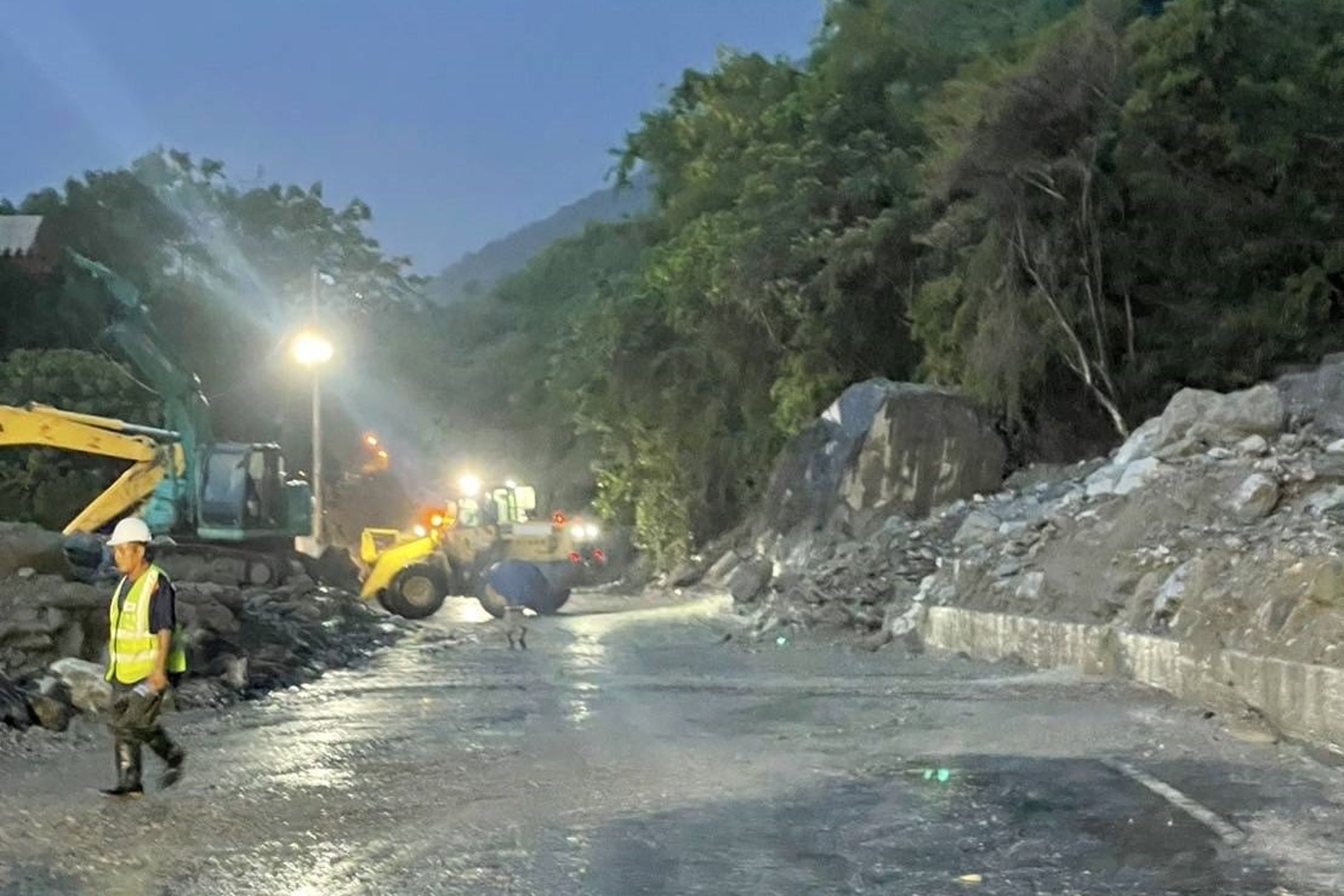 蘇花路廊風雨加劇，今日上午蘇澳至崇德及台9丁線蘇澳至和仁路段，實施預警性道路封閉「只出不進」；台鐵北迴線崇德至和仁間，同樣施預警性停駛。（翻攝自東區養護工程分局官網）