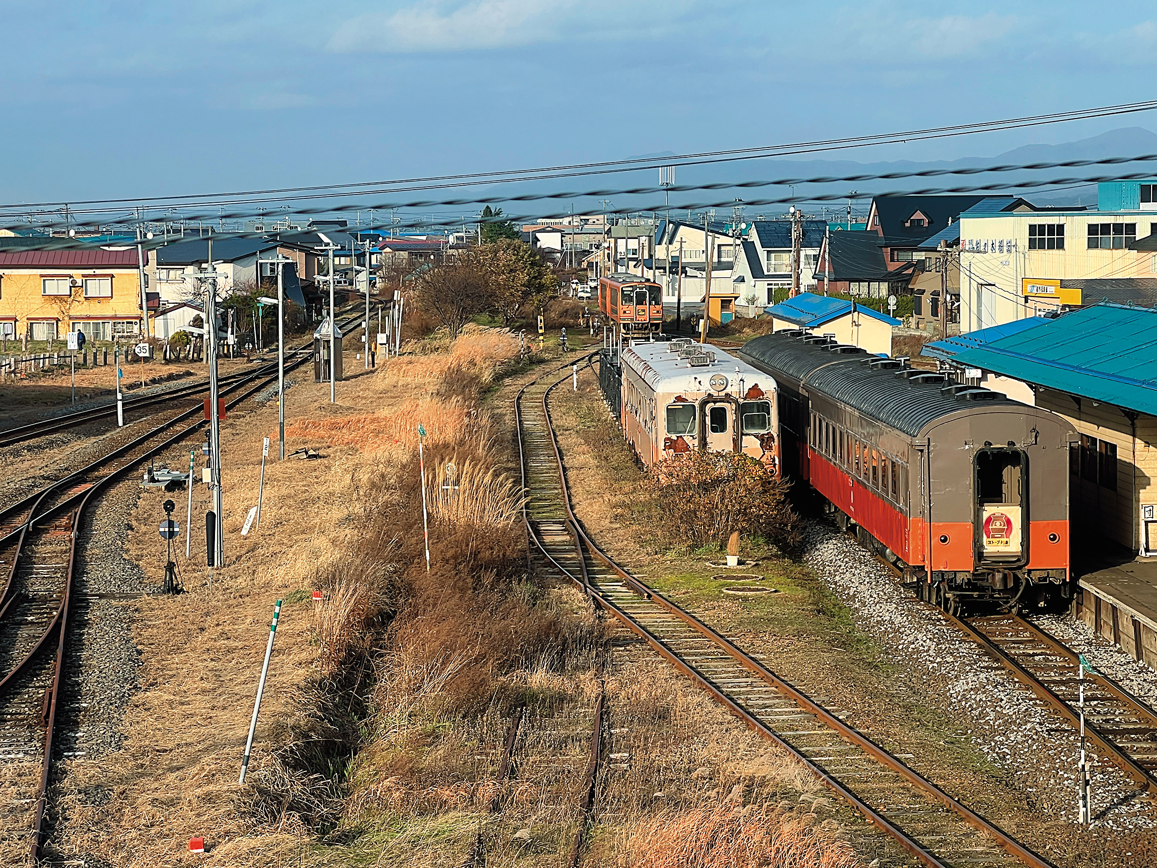津輕鐵道上冬天行駛火爐列車，夏天有風鈴列車，秋天則是鈴虫列車。