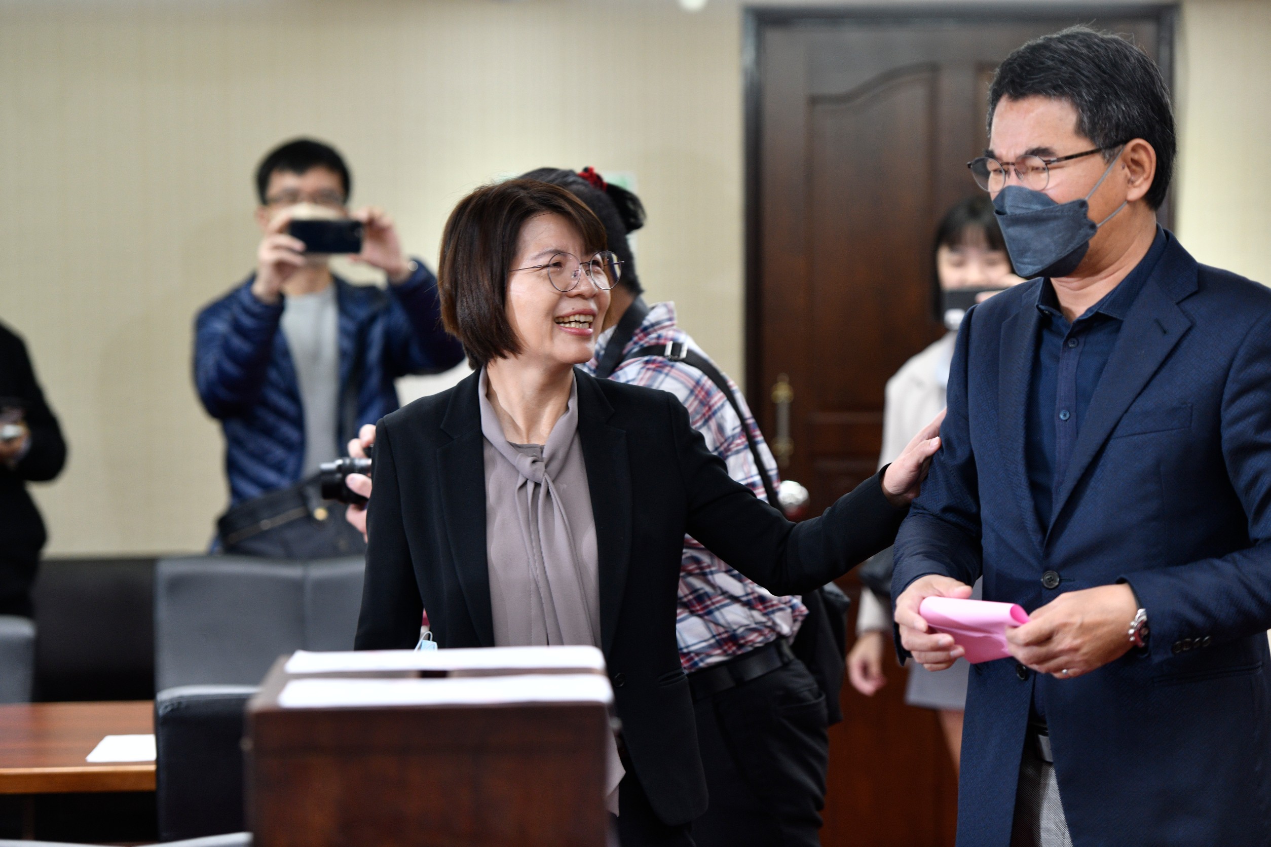 劉建國（右）上午投票姍姍來遲，還蓋錯章導致自己獲得一票。