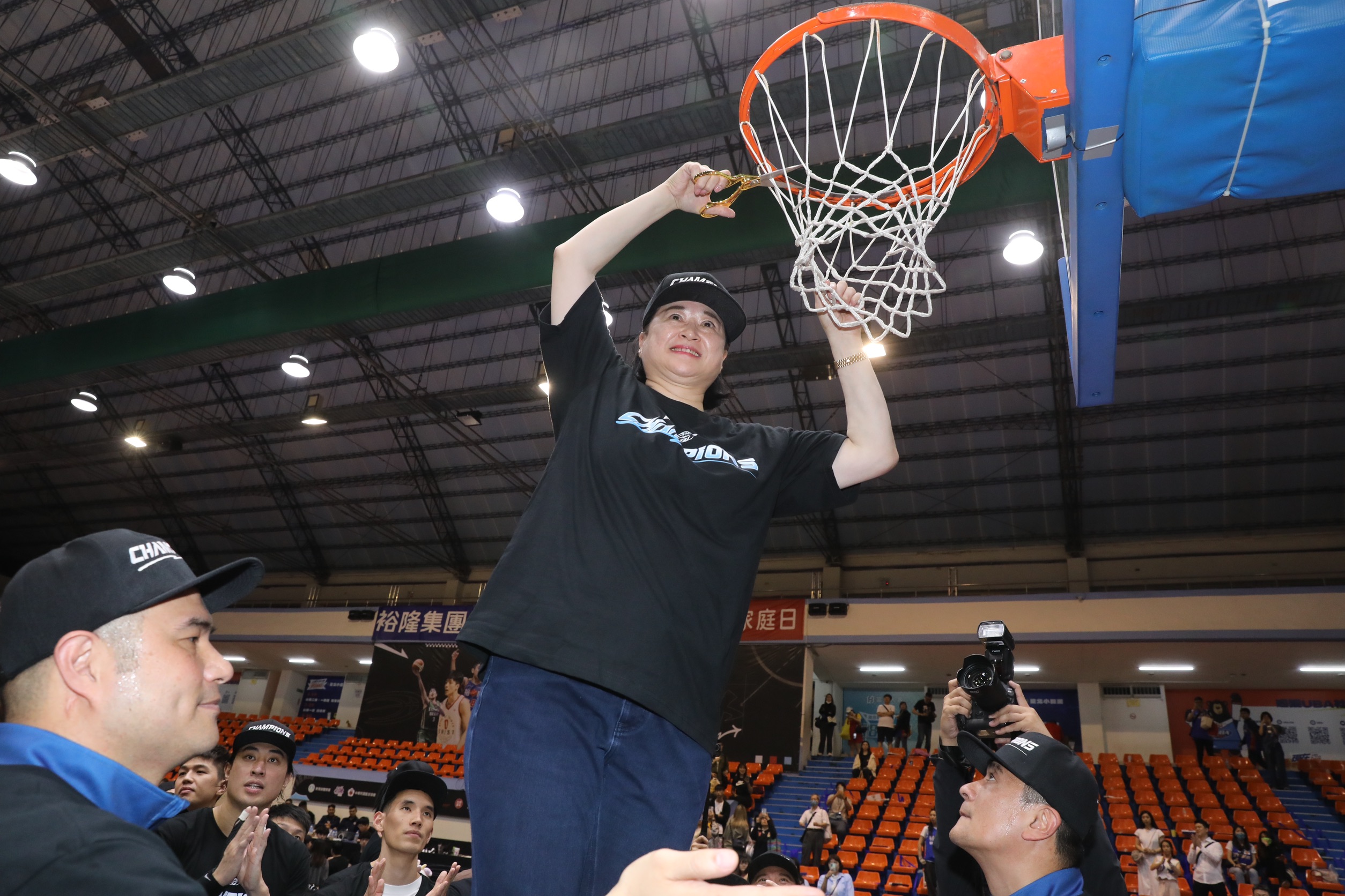 裕隆集團執行長嚴陳莉蓮親臨現場剪下象徵冠軍的籃網，並肯定球員的付出與努力。