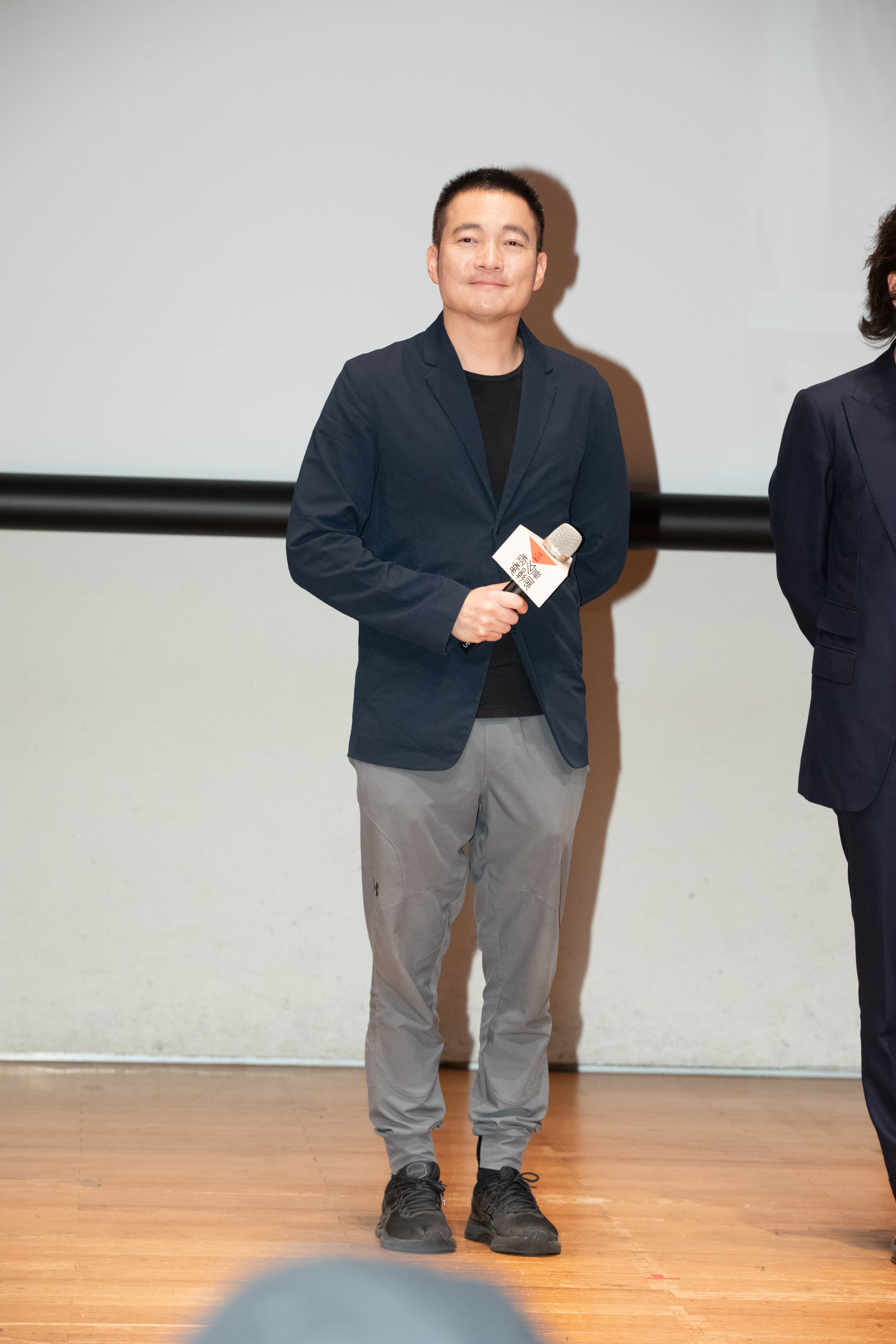 近日在陸劇《雁回時》中飾演反派的喻恩泰,在《勝券在握》中展現實力派硬核演技。