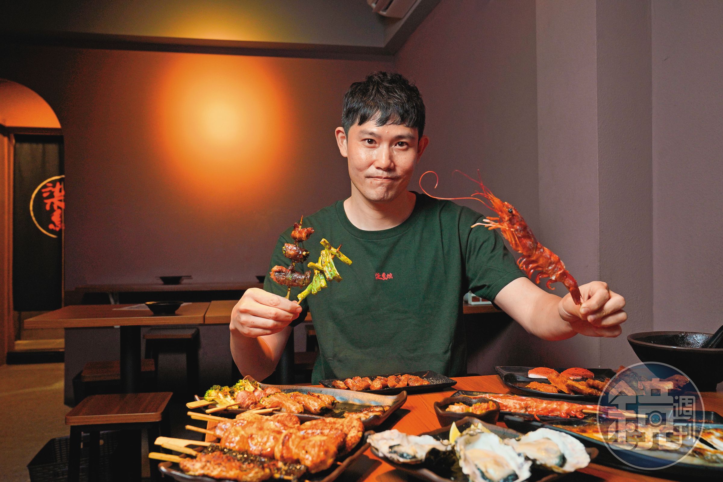 柒息地串燒居酒屋的前身為柒串燒，一開始是陳信儒（圖）跟6個大學酒友，為了出社會後能有一個私人聚會場所而設，以平價、好吃、菜色多樣在雙北打天下，隨著居酒屋風再次興起，年收1.1億元，現已開出10家連鎖店。