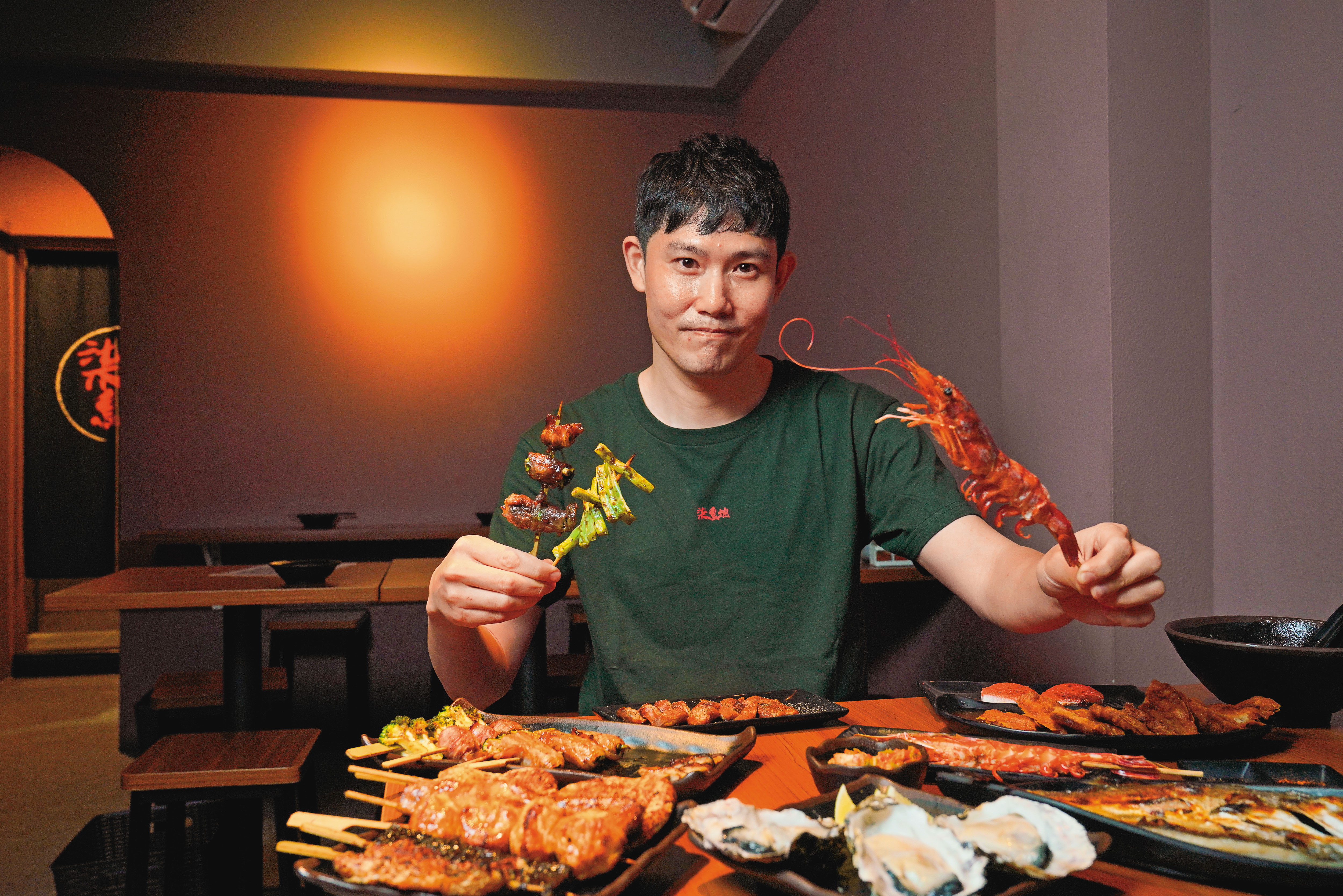 柒息地串燒居酒屋的前身為柒串燒，一開始是陳信儒（圖）跟6個大學酒友，為了出社會後能有一個私人聚會場所而設，以平價、好吃、菜色多樣在雙北打天下，隨著居酒屋風再次興起，年收1.1億元，現已開出10家連鎖店。