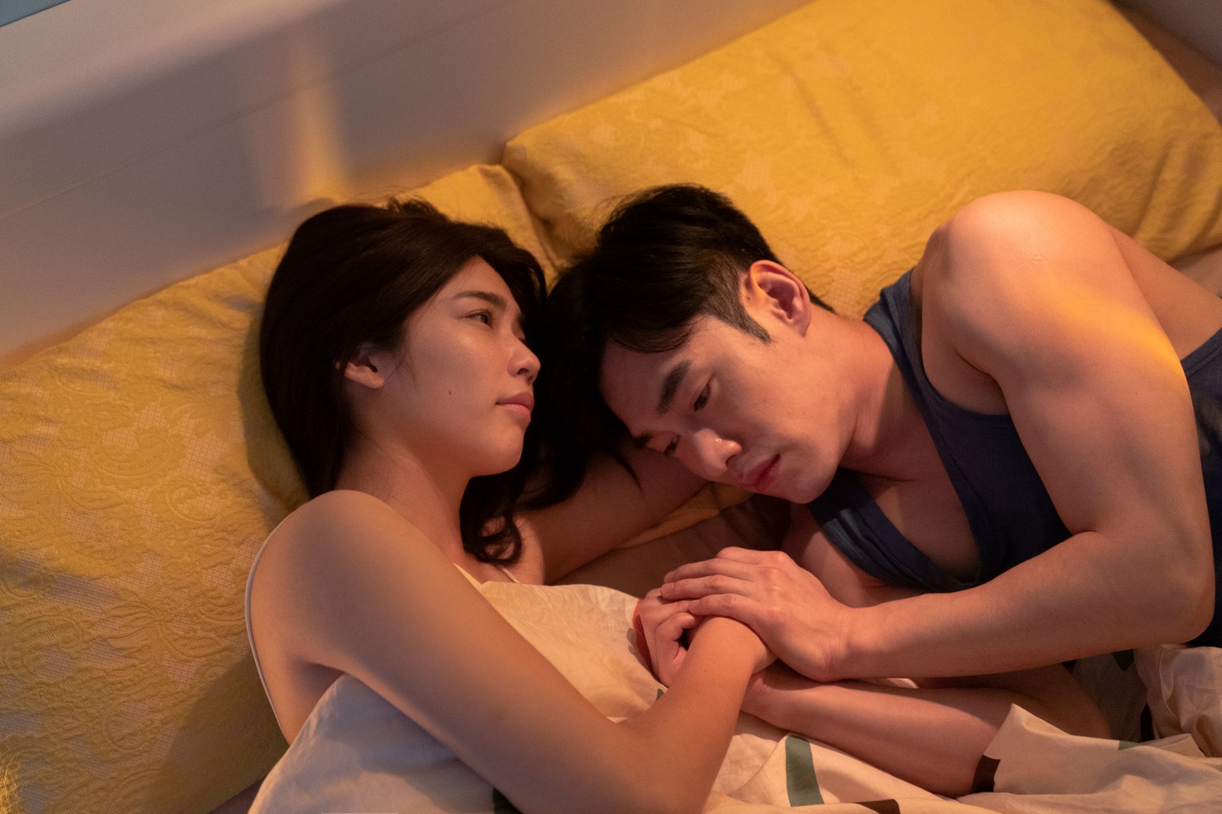 明明是感人的橋段,但小賴卻只關注林思宇的腋下,還誇她「那裡」又嫩又白,圖左林思宇,圖右張書豪。(紅杉娛樂提供)