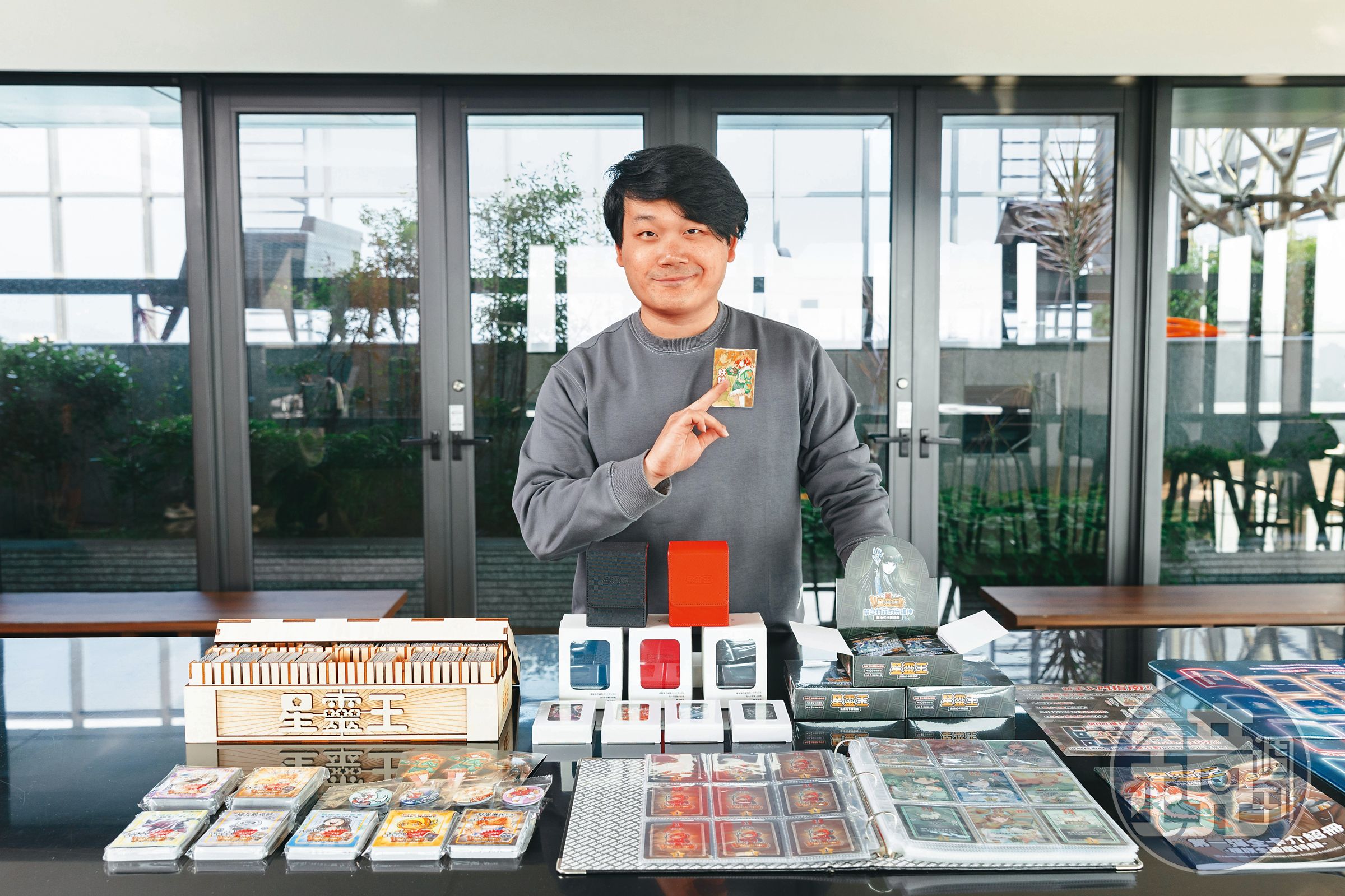 Ming身兼插畫家、漫畫家、商業設計師、桌遊設計師等多重身分，獨力開發《星靈王》一圓卡牌夢。