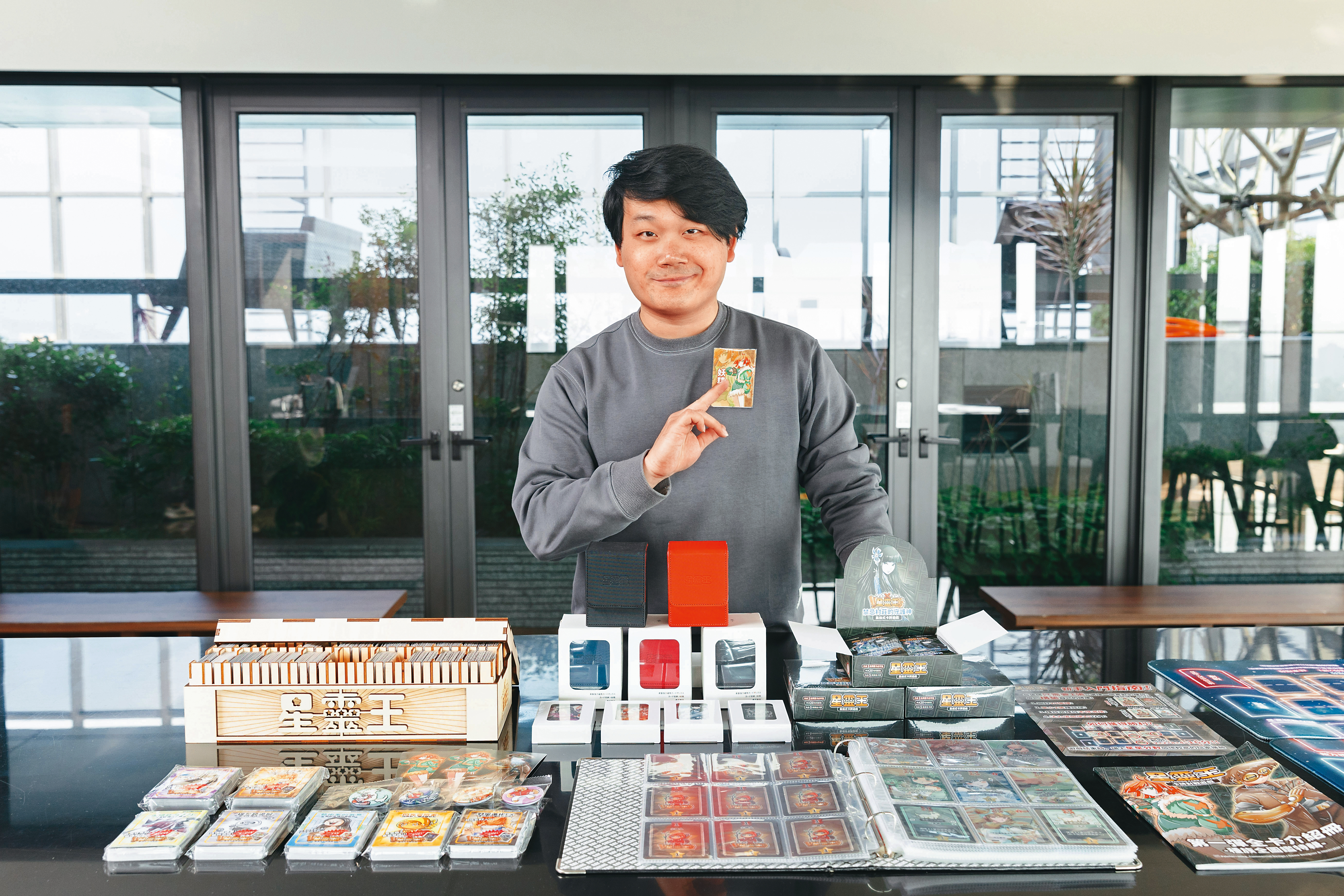 Ming身兼插畫家、漫畫家、商業設計師、桌遊設計師等多重身分，獨力開發《星靈王》一圓卡牌夢。