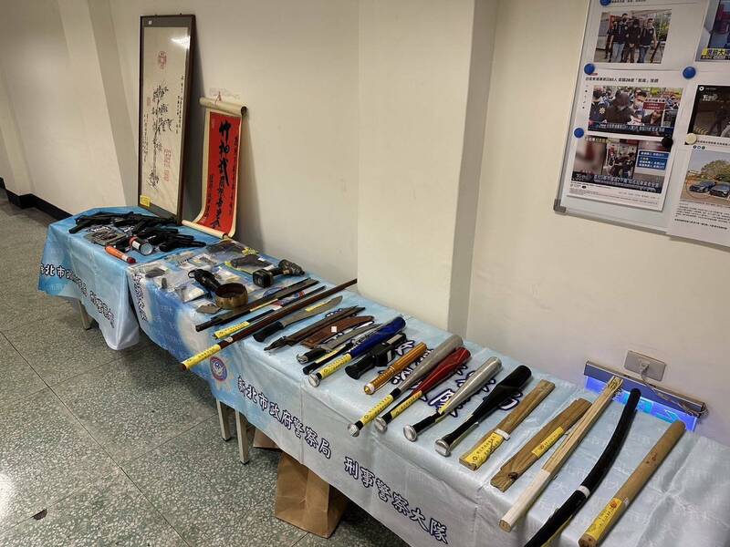 警方查扣大批刀械與2把改造槍，會長黃秋融嗆，就是要與警方火拼。（警方提供）