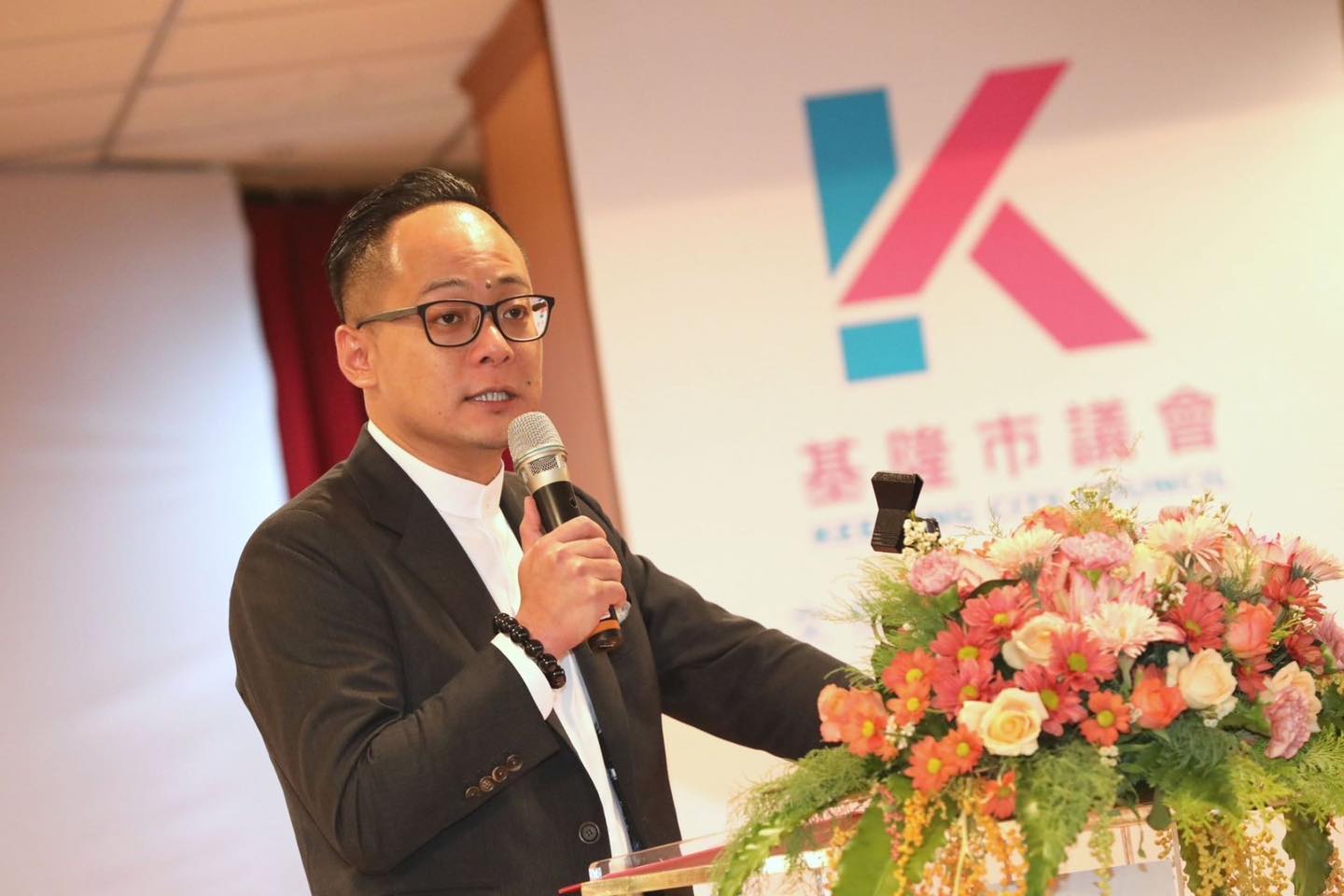 基隆市議長童子瑋今po文，呼籲基隆市民，和他一同支持卓榮泰院長，要求立法院正式徵詢行政院這些法案對國家財政的影響，為全國人民負責。（翻攝自童子瑋臉書）