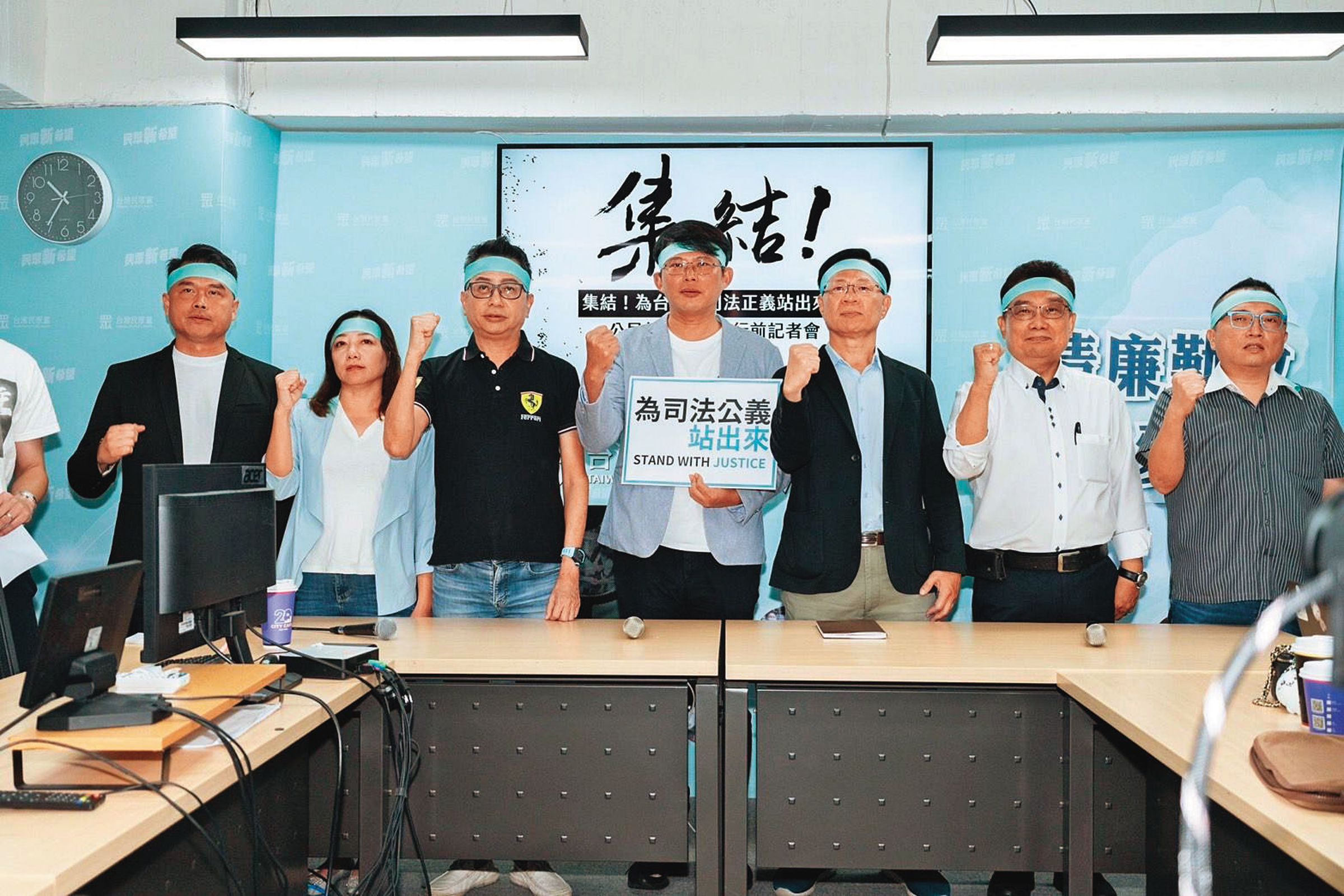 民眾黨立法院黨團全力聲援柯文哲,未來是否在國會藍白合成話題。(民眾黨提供)