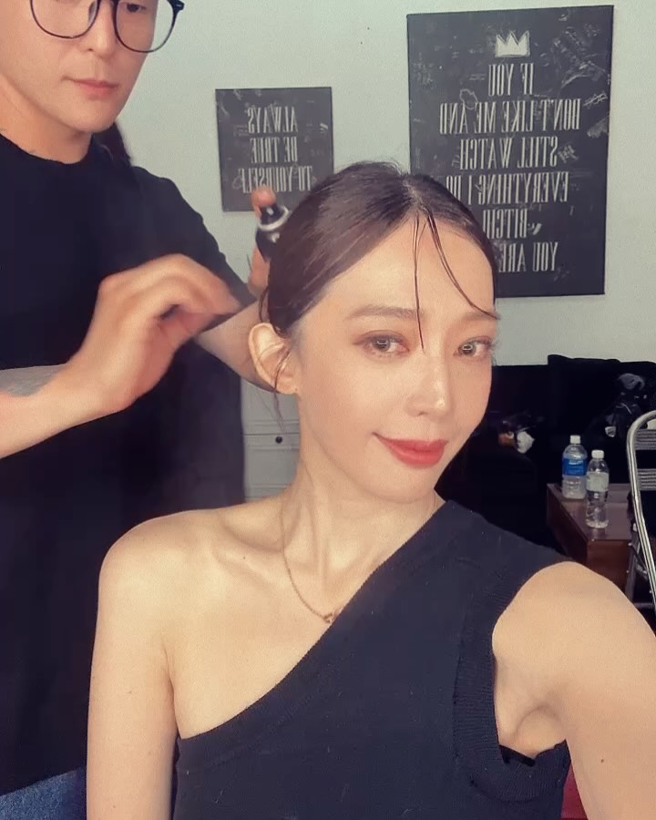 王心恬創業有成,香氛品牌NAMUA那木瓦的香氛蠟燭到香水都是中性香為主。(翻攝王心恬 INS)