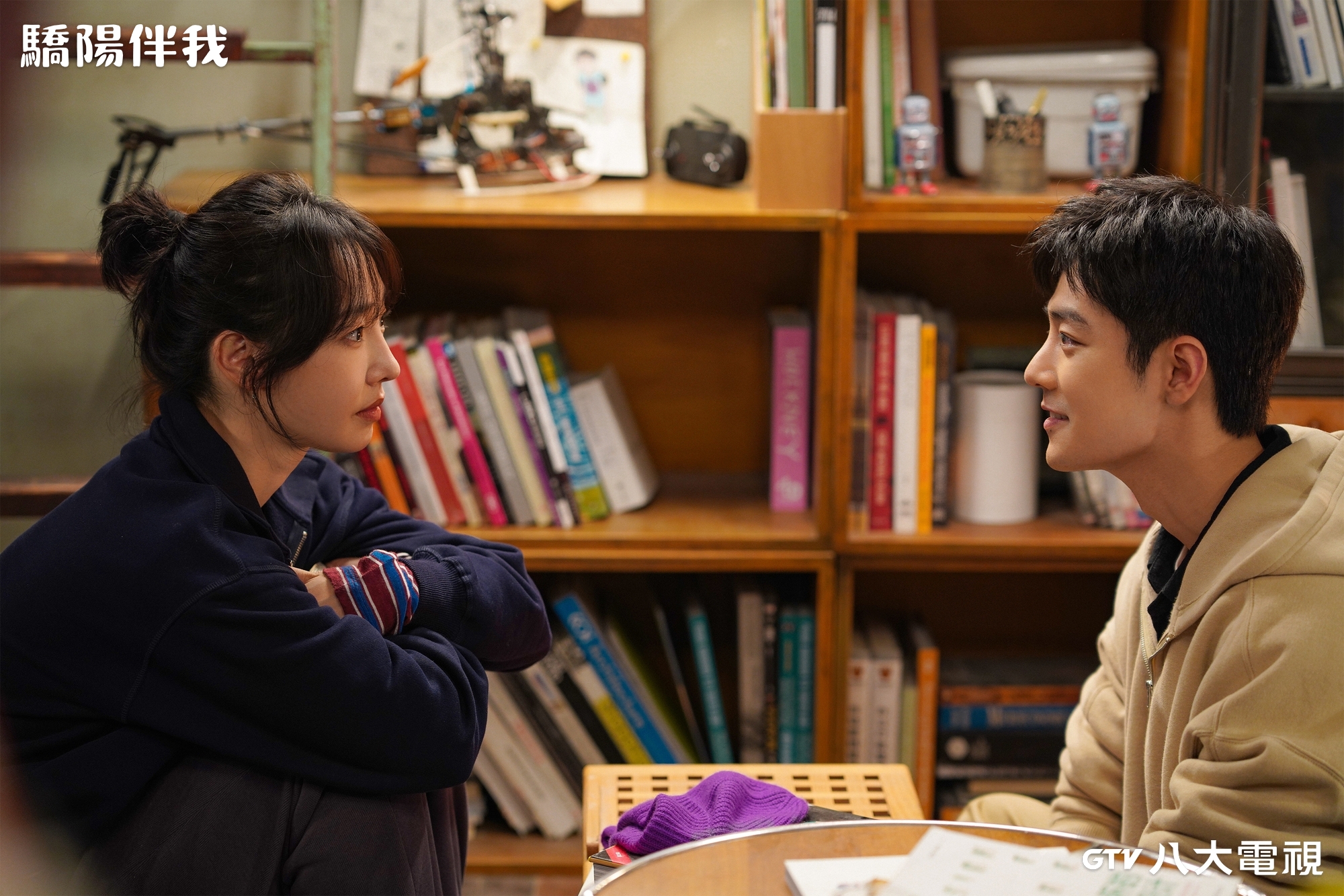 《驕陽伴我》白百何（圖左）與肖戰（圖右）兩人偶遇結緣最後攜手相伴。（八大戲劇台提供）