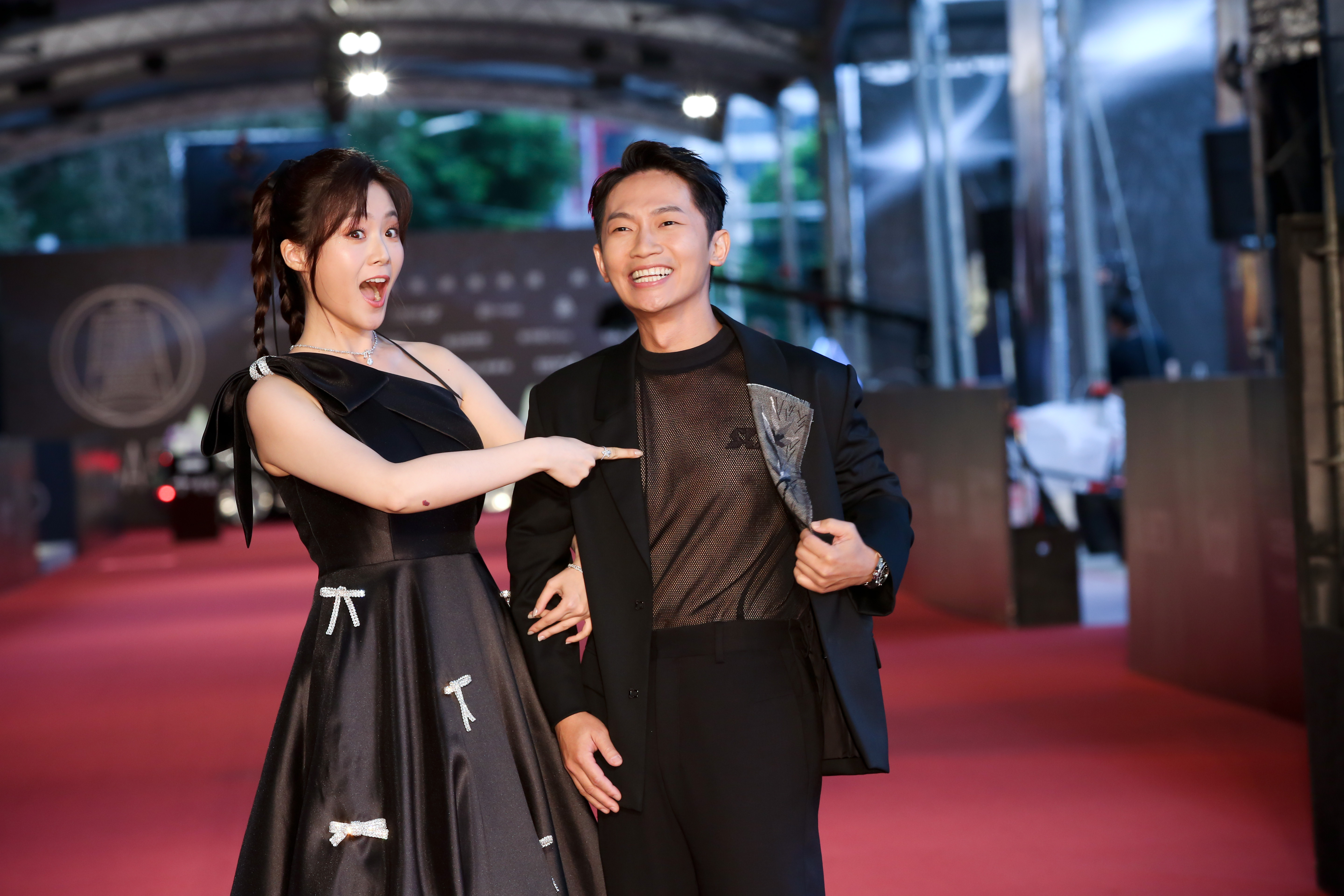 蔡昌憲身穿露點透視裝和楊小黎搭擋主持星光大道。
