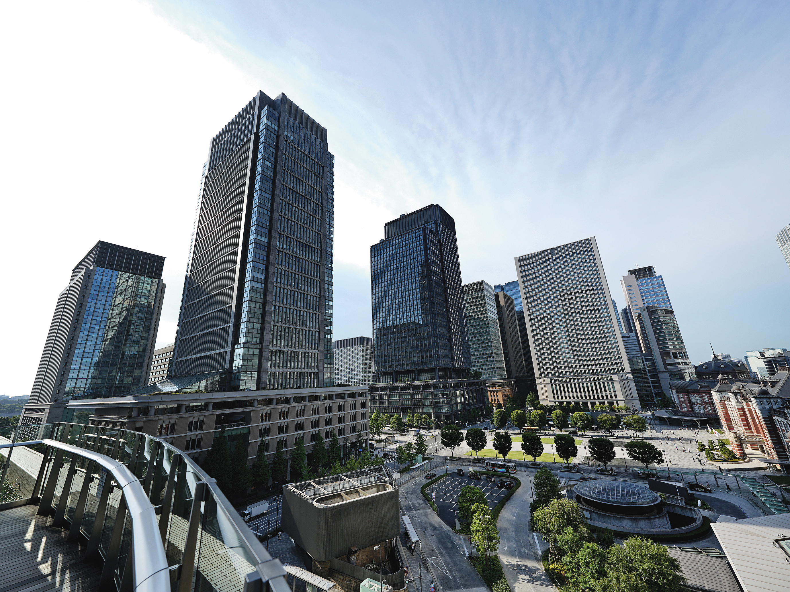 三菱地所推出的xLINK小型辦公空間正對著交通往來樞紐－東京車站，以區域性綜合發展作為開發核心。