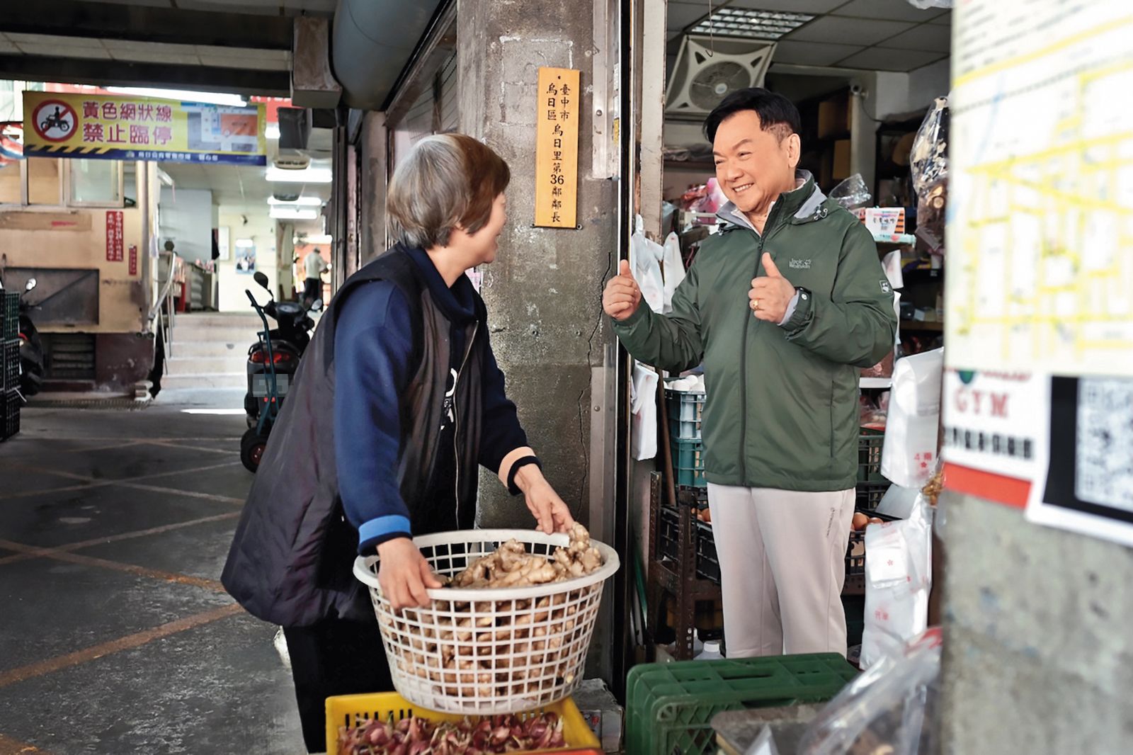 葉啟田（右）以健康公益大使身分，深入社區關懷銀髮長輩，以自身「愛拚才會贏」的精神，呼籲重視熟齡行動力。（朝和生醫提供）
