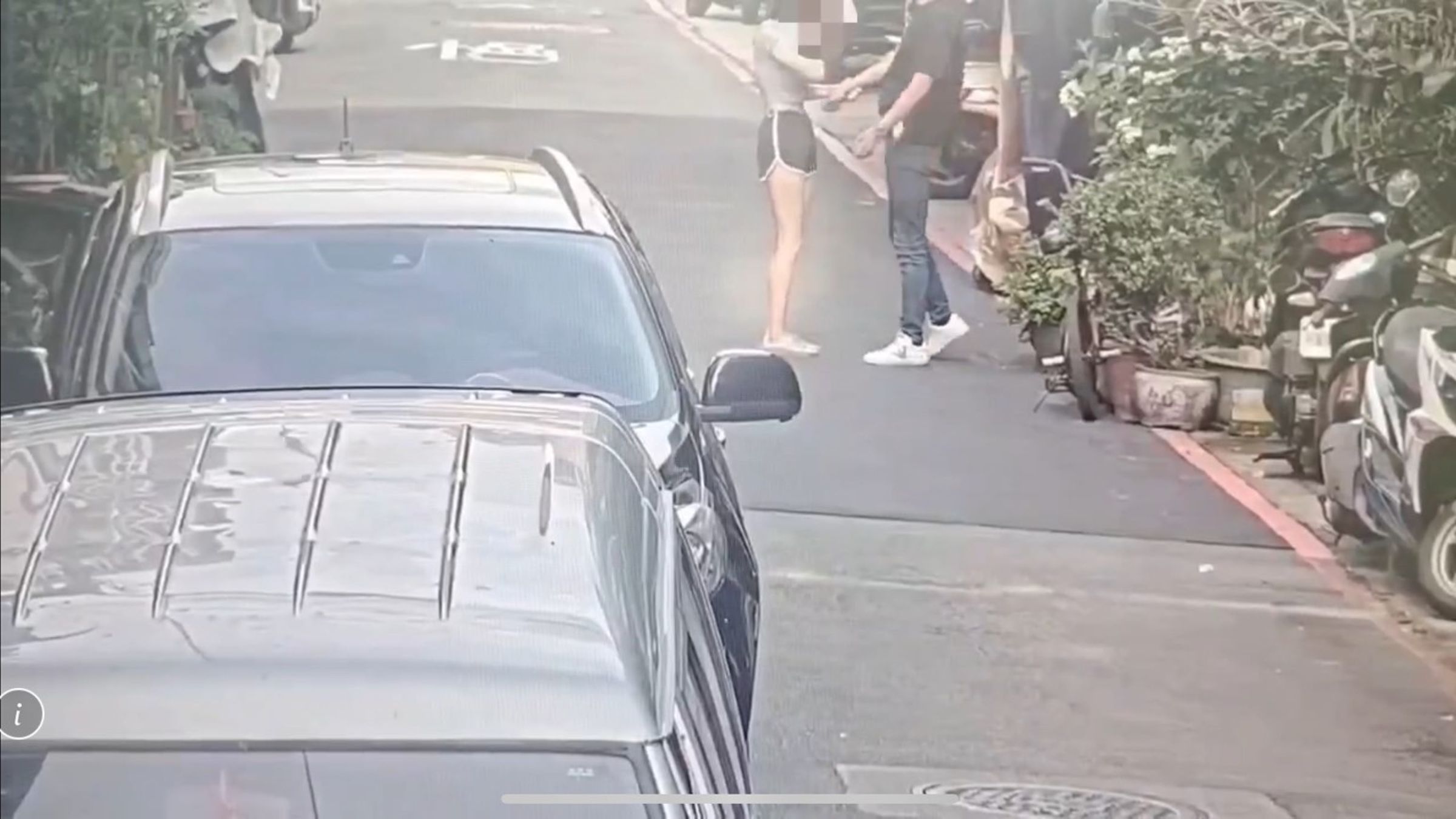陳女聞聲下樓，哭求李男勿鬧事，還自己掌摑10多下。（翻攝畫面）